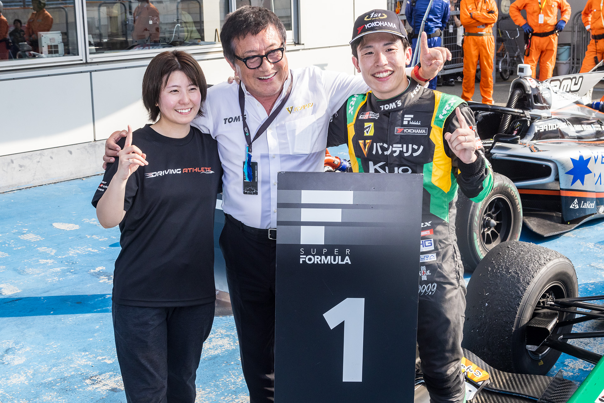 優勝直後の記念写真。斎藤愛未選手、館監督とともに