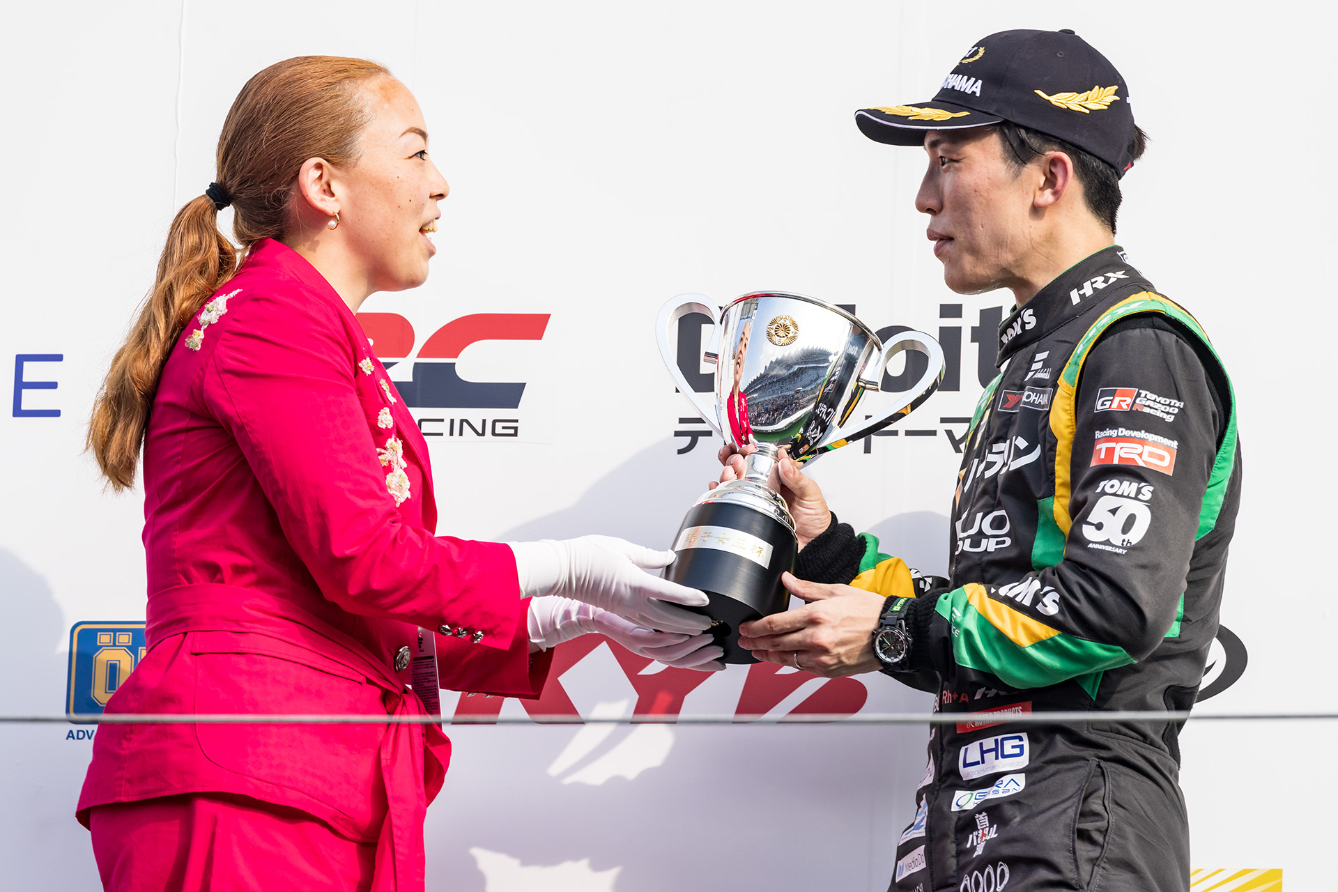 瑶子女王殿下からトロフィーを受け取る坪井選手