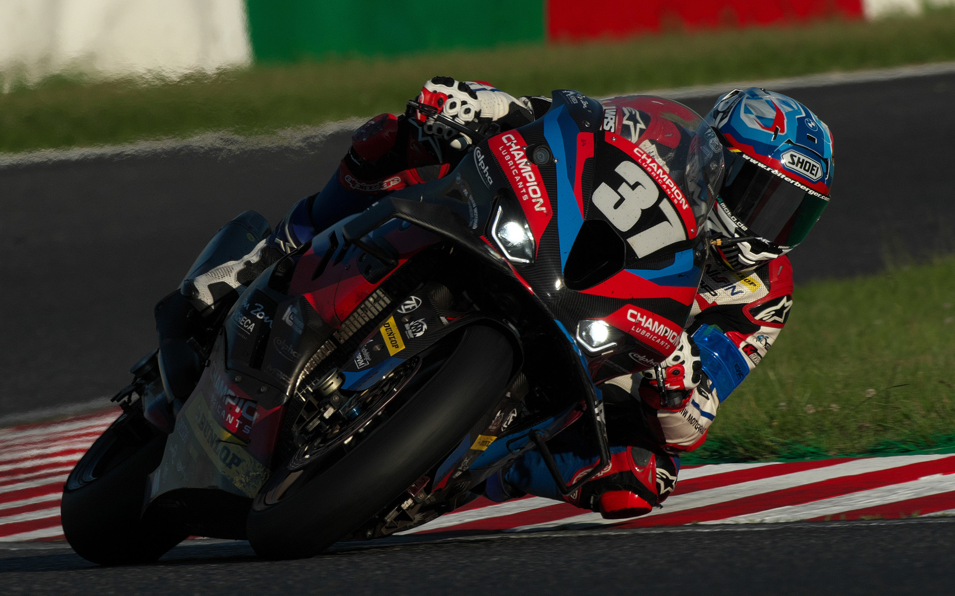 ホールショットを決めた37号車BMW MOTORRAD WORLD ENDURANCE TEAM