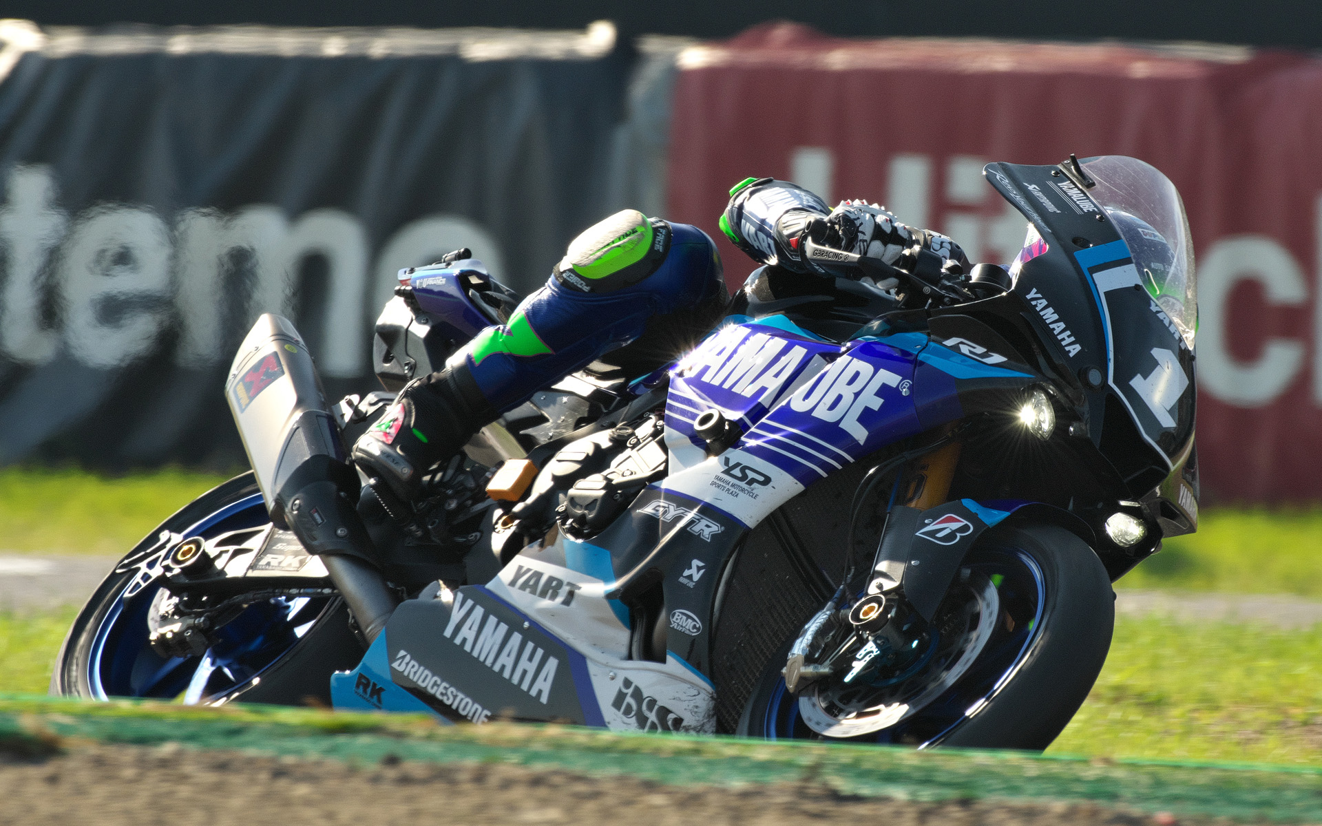 オープニングラップは1号車YART YAMAHAが奪取