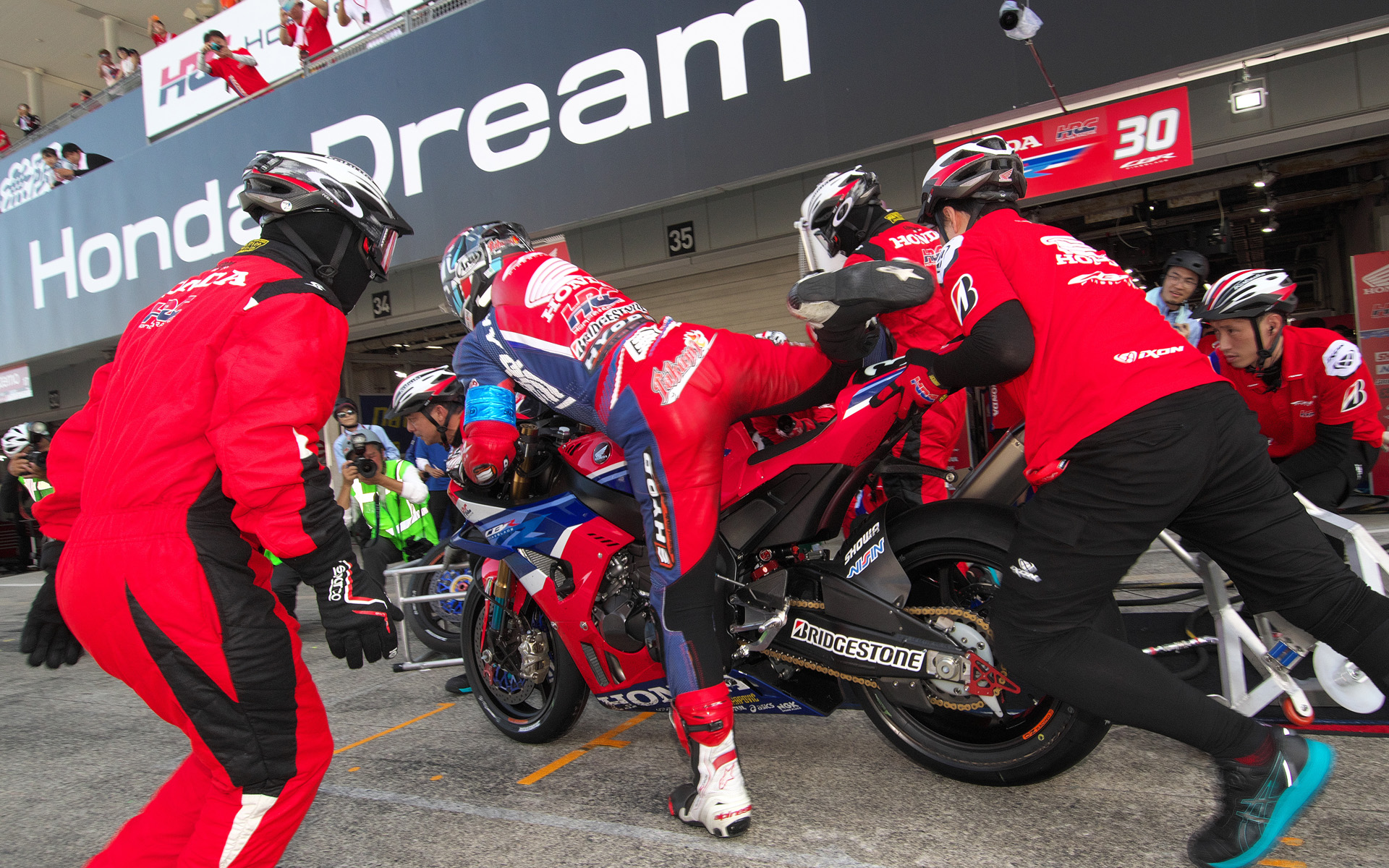 ピット作業を終えて再スタートする30号車