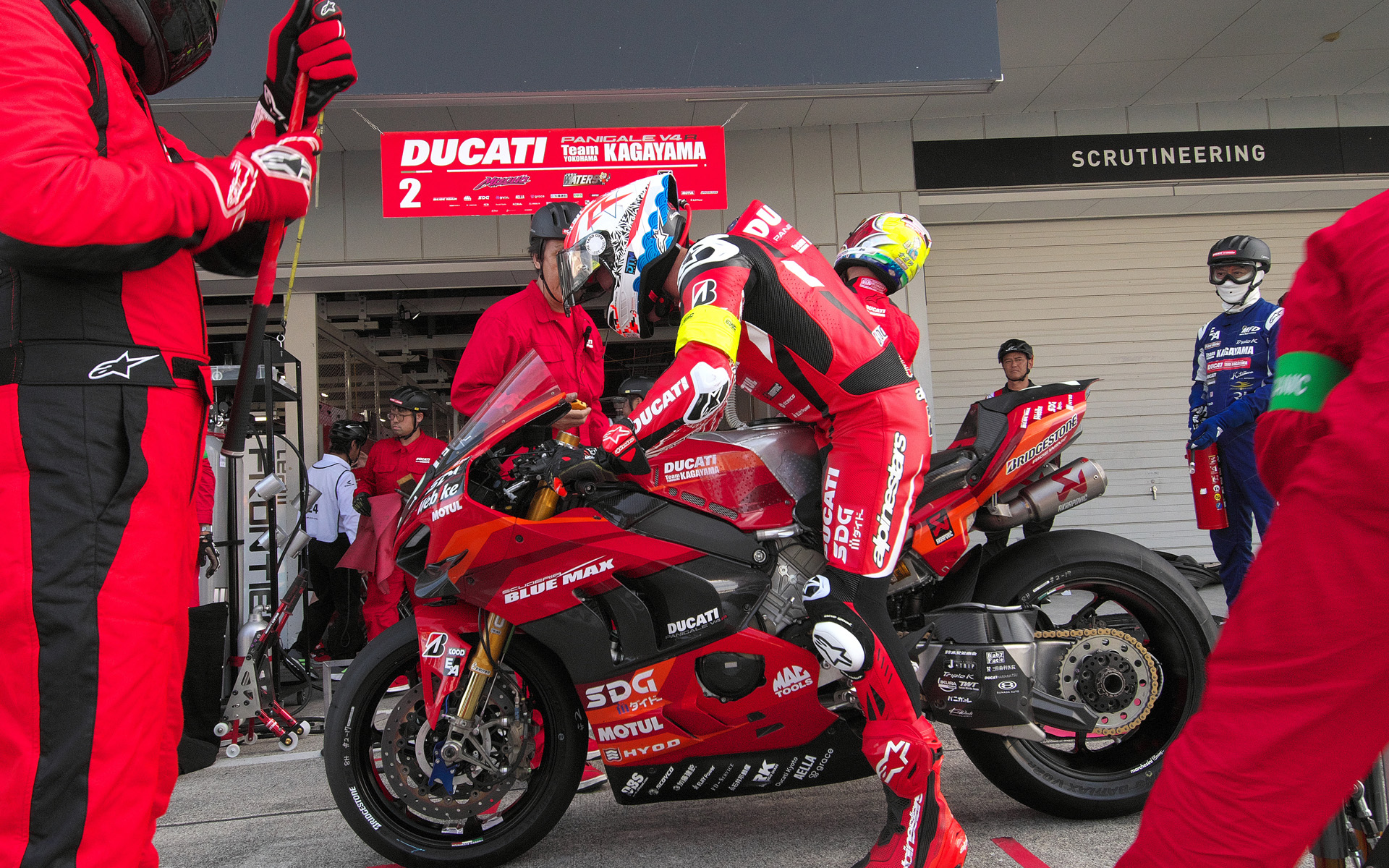 ピット作業後のエンジン始動に手間取っているシーンが何度か見られた2号車DUCATI Team KAGAYAMA