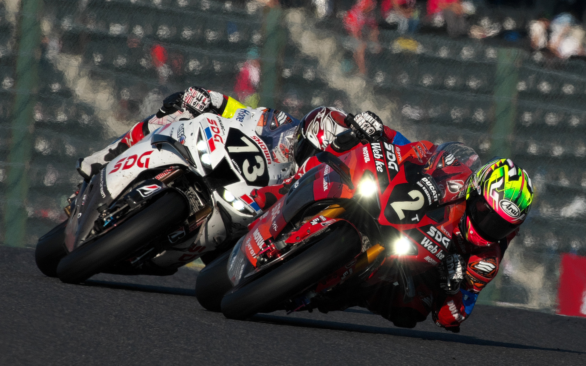 73号車をかわす2号車の水野涼選手
