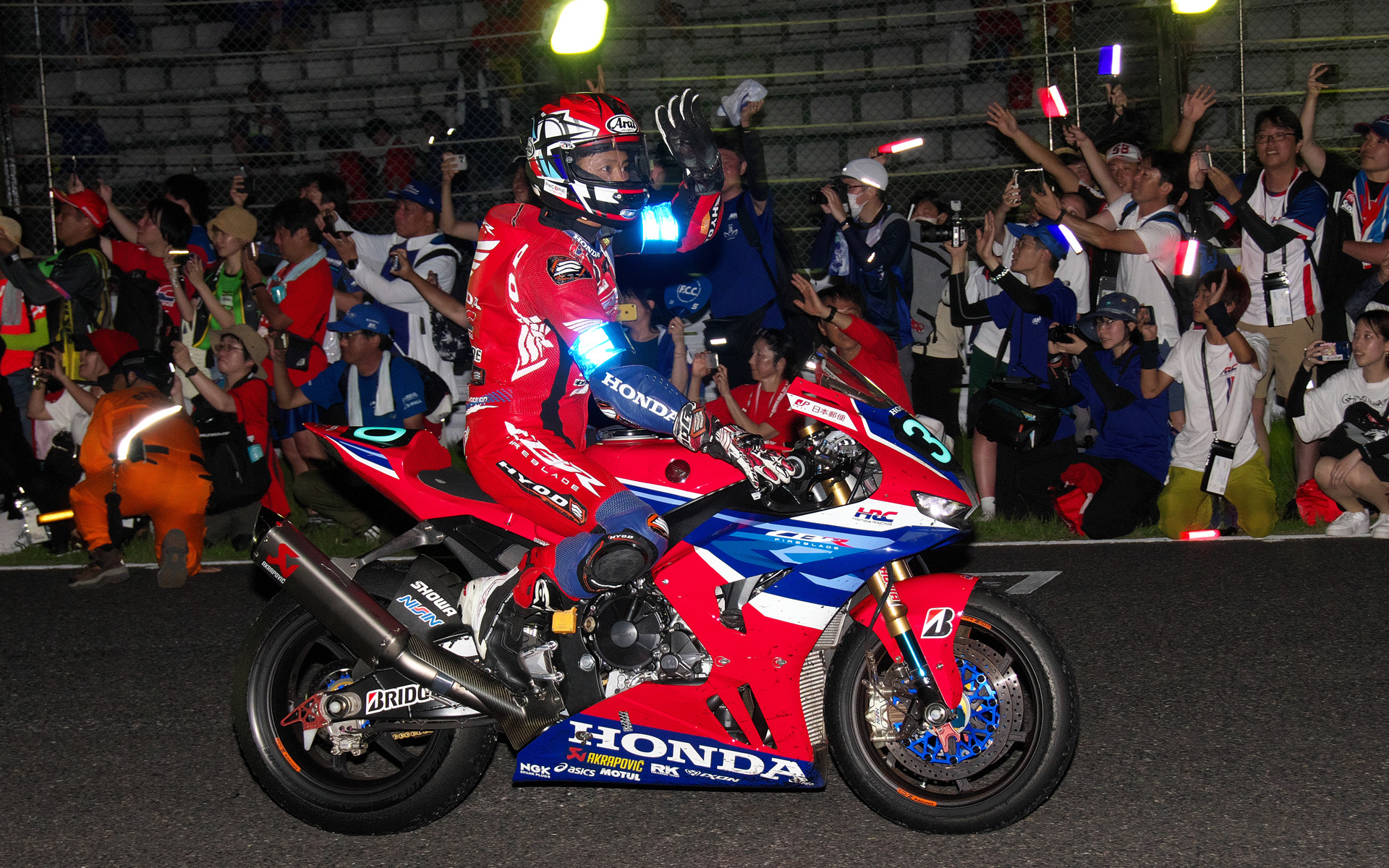 30号車Team HRC with Japan Postは高橋巧選手が最終ライダーを務め、220周を達成