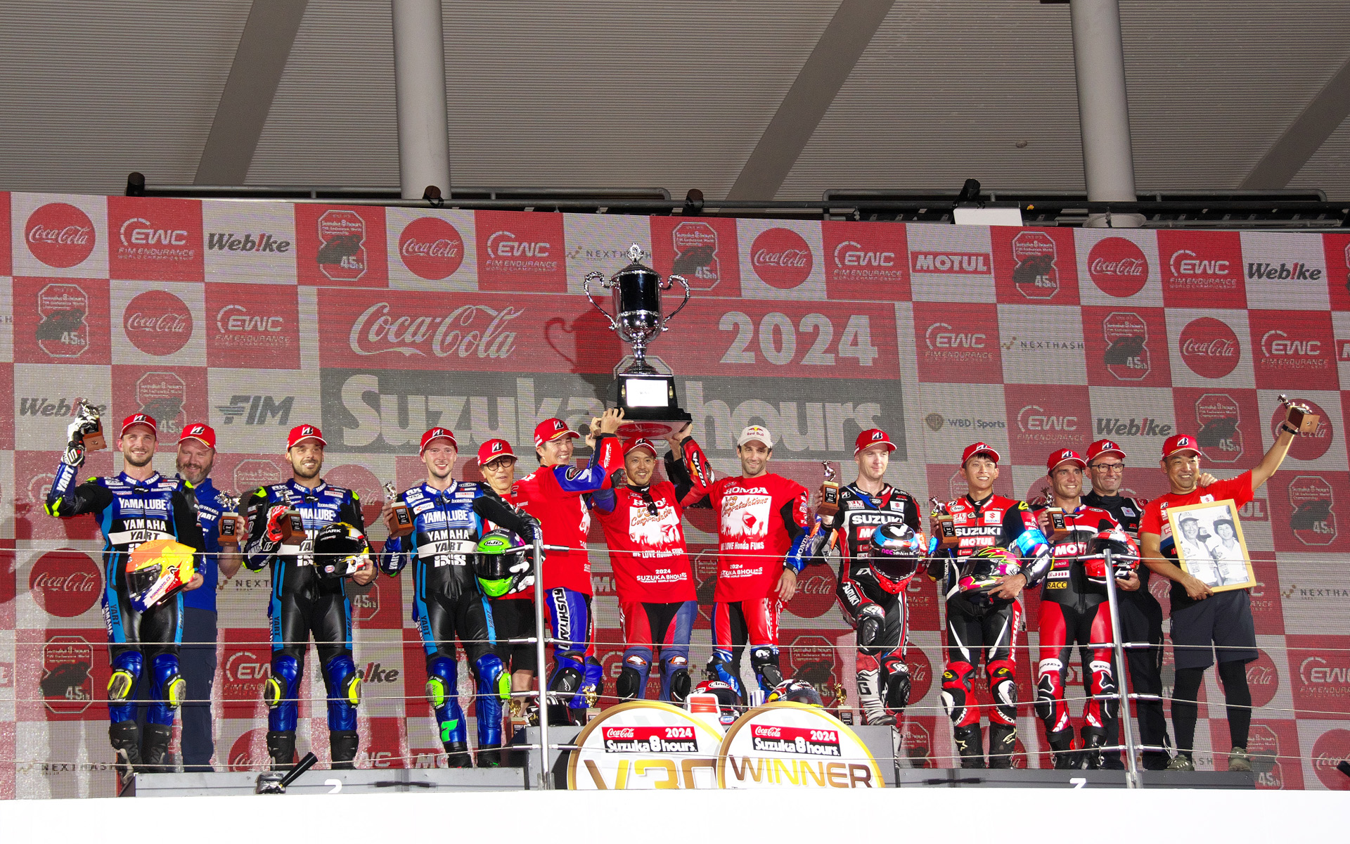 表彰台に立つ3チーム