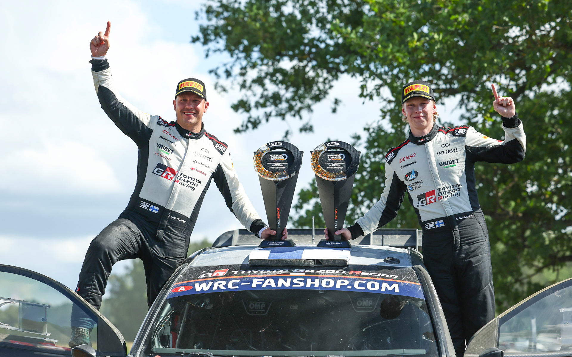 WRC第8戦ラリー・ラトビアで優勝したヨンネ・ハルットゥネン選手（左）とカッレ・ロバンペラ選手（右）