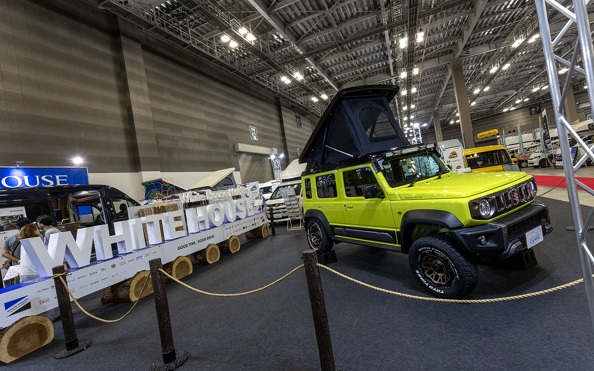 東京キャンピングカーショー2024のホワイトハウスキャンパーブースに展示されたマルチスズキのジムニーシエラ 5ドア