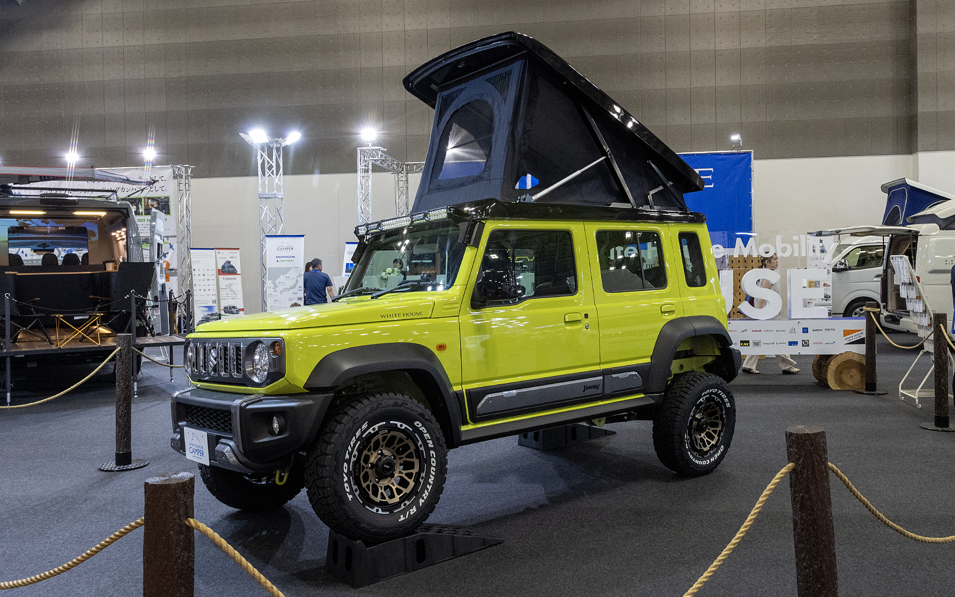 ホワイトハウスキャンパーが展示していたジムニーシエラ 5ドアの電動ポップアップルーフ仕様