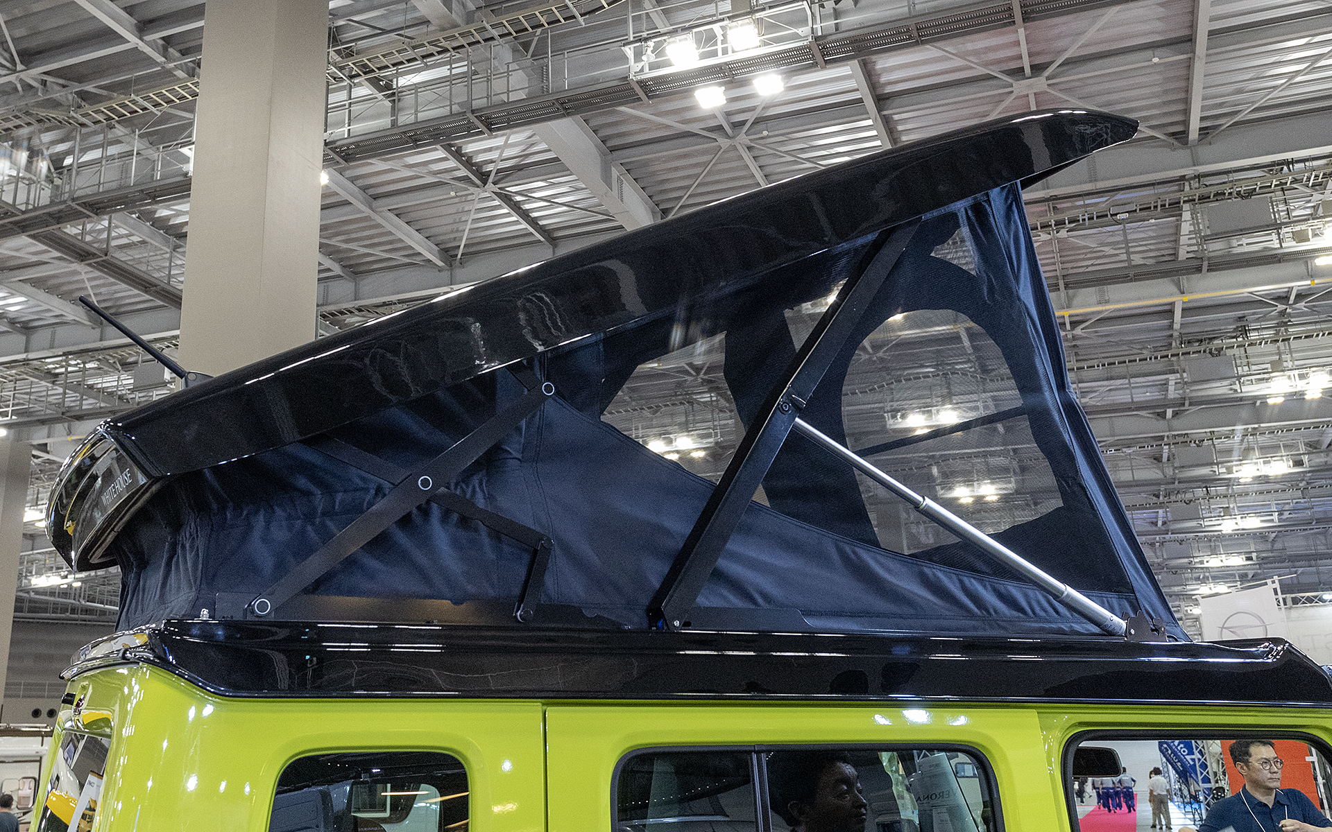 生産が容易なFRP製とした開発中の電動ポップアップルーフ