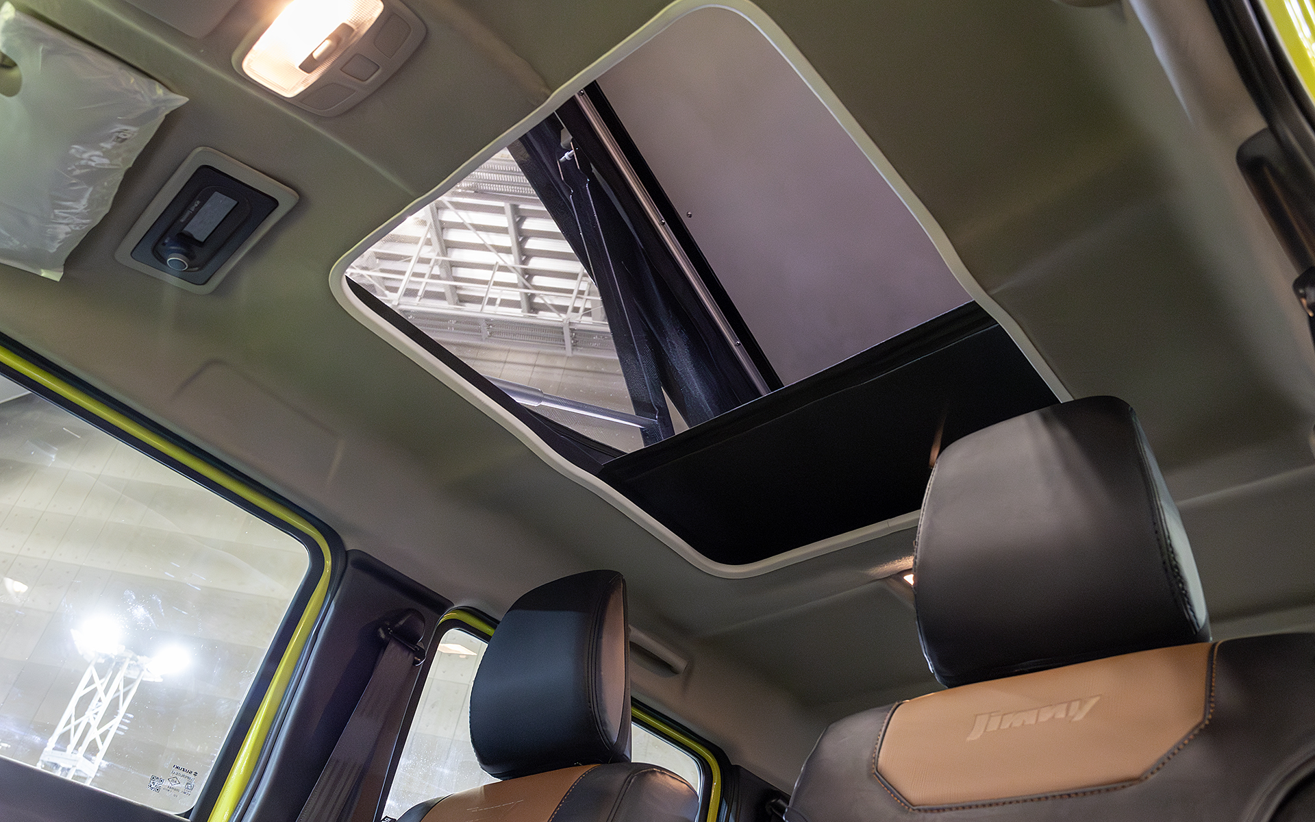 ポップアップルーフへの入り口。運転席サンバイザーの横に開閉用スイッチがある