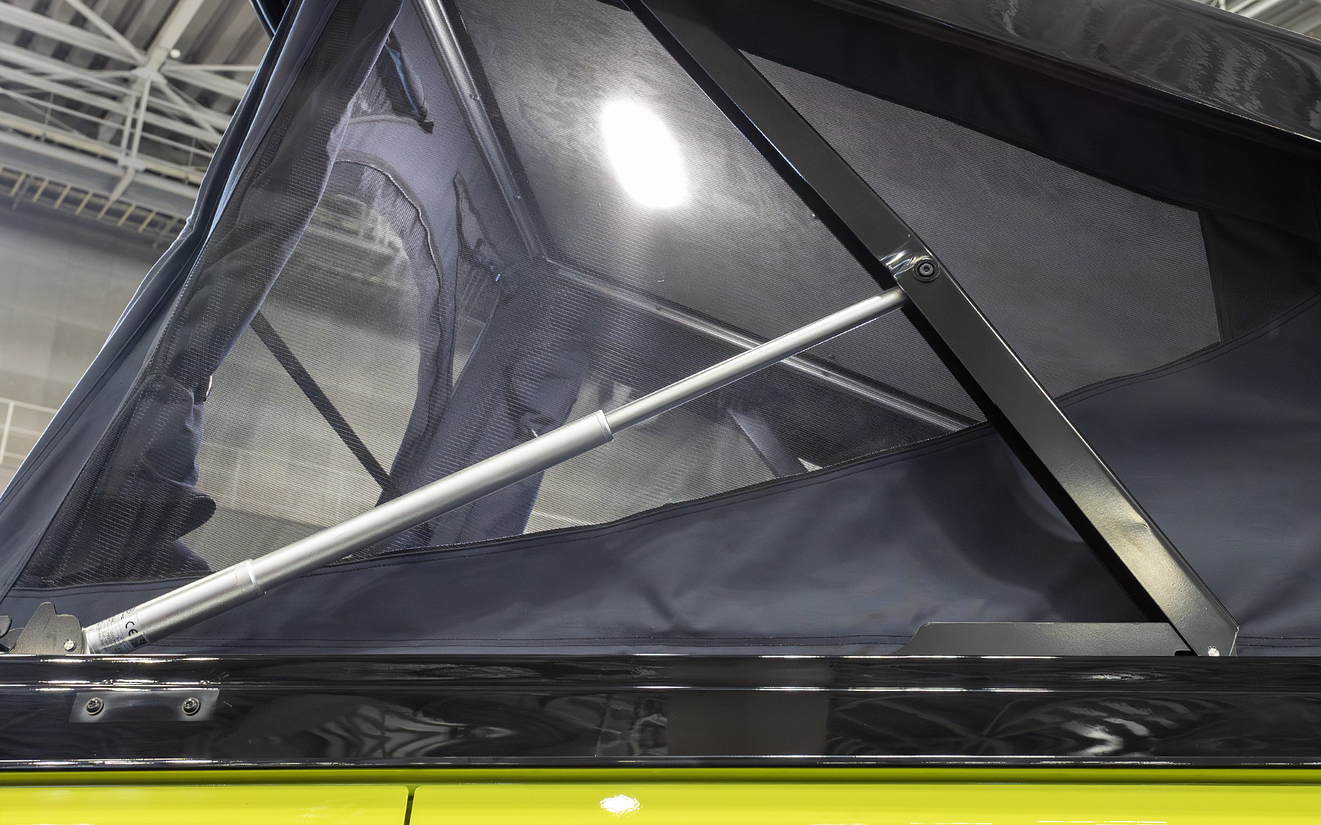 上げ下げはモーター駆動のダンパーの伸び縮みで行なう。リンク機構なので開き幅が大きいわりにダンパーのストローク量は短く収めている