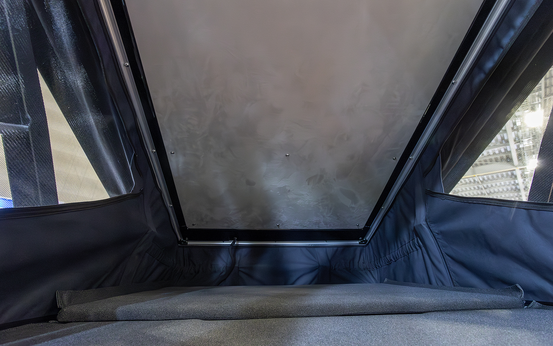 ポップアップルーフ内のサイズをメジャーで実測してもらった。全長は1860mm、幅が1200mm、高さは最大のところで970mmと十分なもの