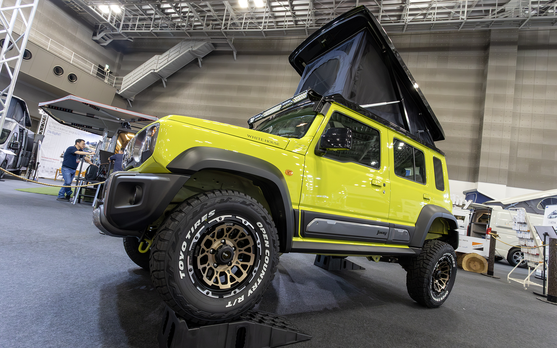 このジムニーシエラ 5ドアはインドの販売店から購入したもので、現地でのハイブランドとなっている「ネクサ」の仕様とのこと