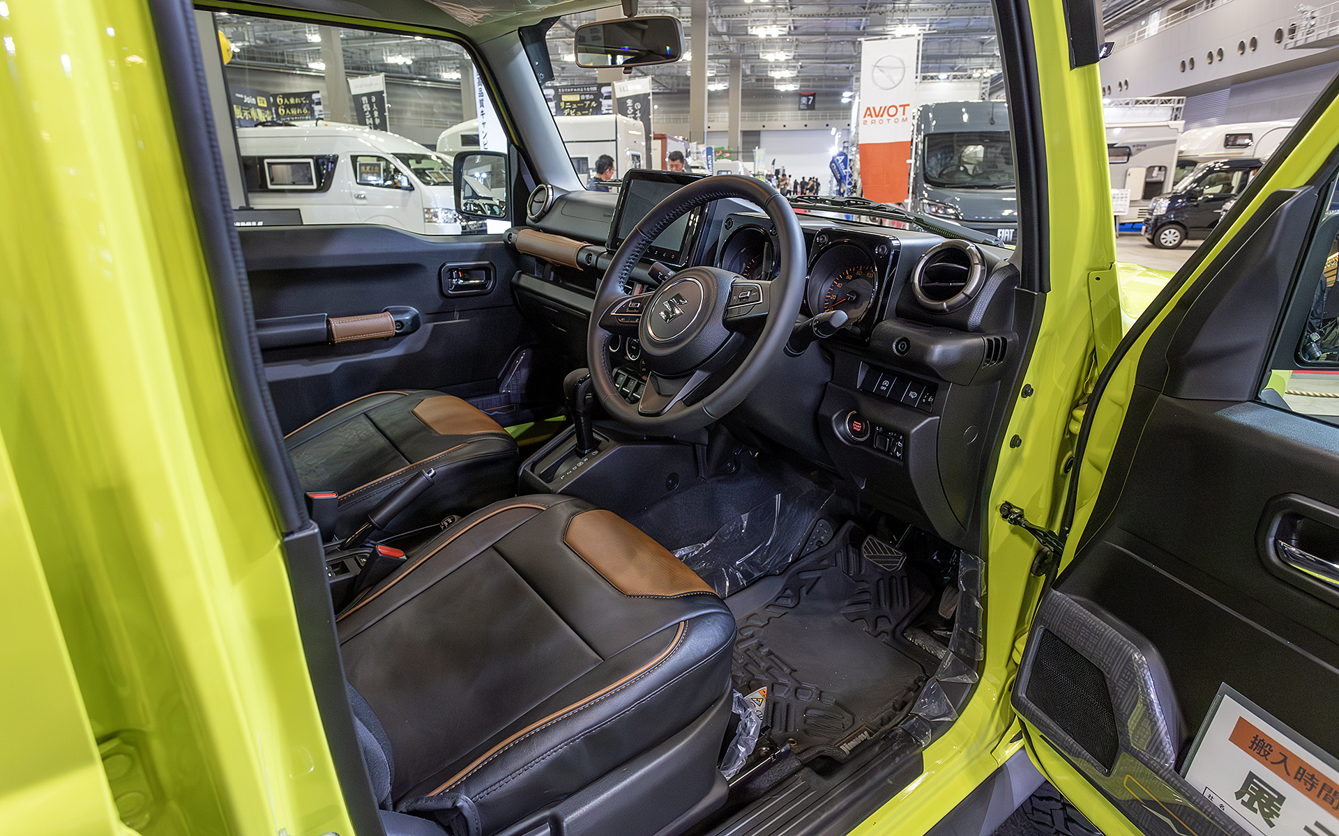 ジムニーシエラ 5ドアのインテリア。3ドアと違いはないように見える