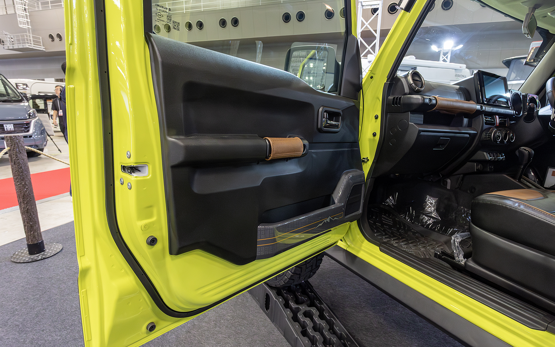 ドアトリムにもネクサ仕様のパーツが付く