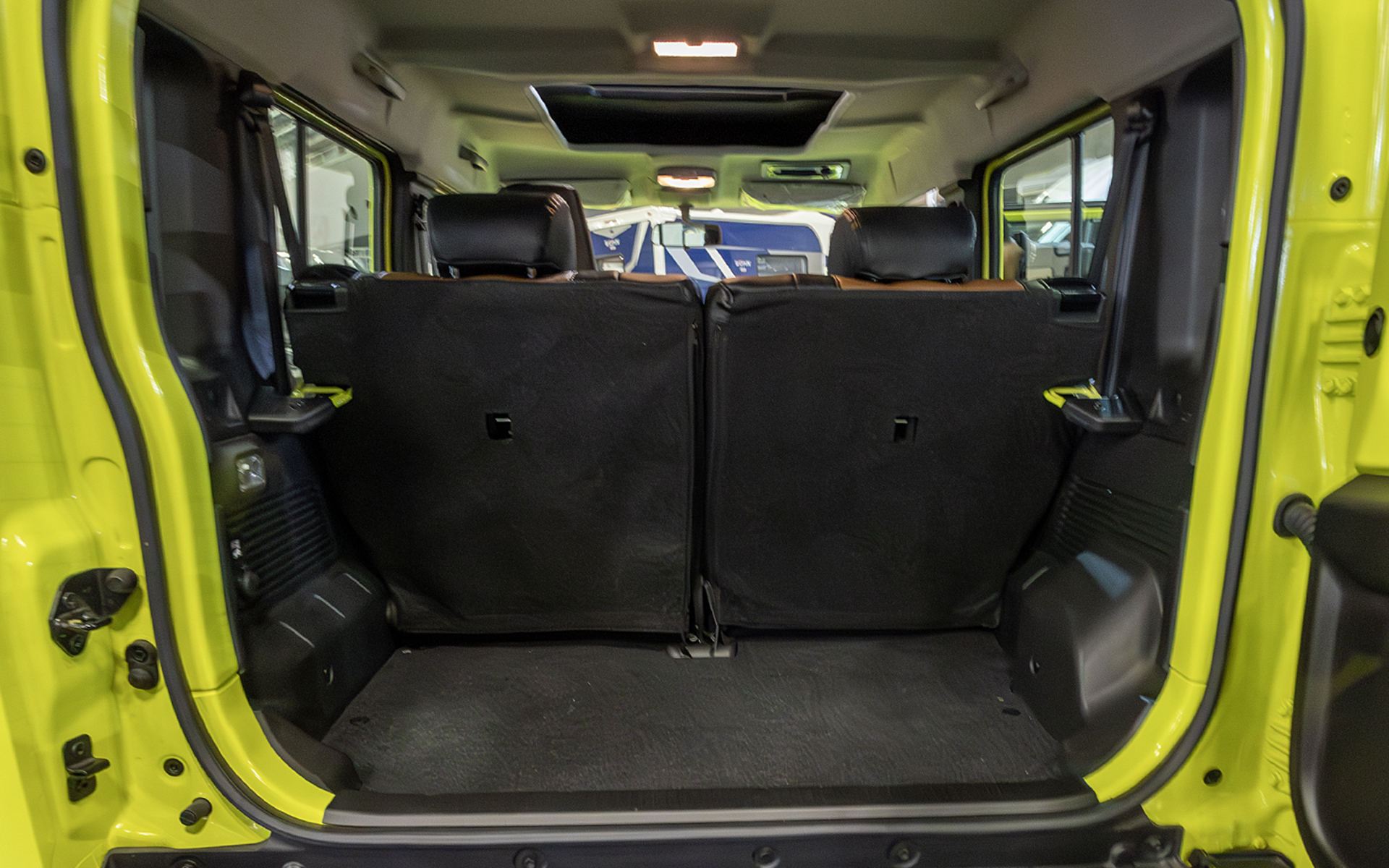 リアシートが起きた状態のラゲッジスペース