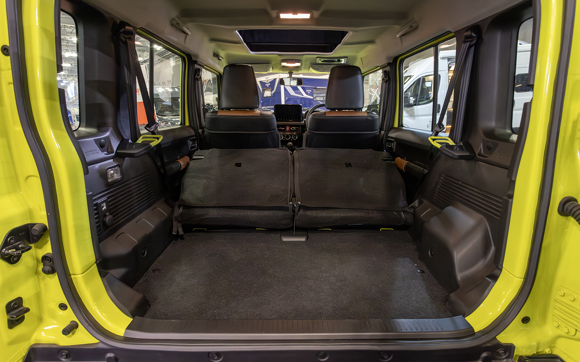 リアシートを前倒しした状態。倒したシートが出っ張りとなって残っている