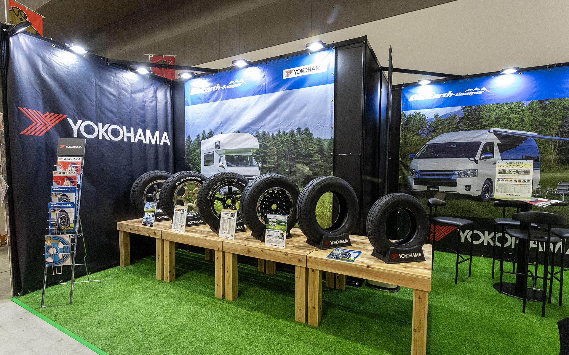 横浜ゴムブースではキャンピングカー専用タイヤの「BluEarth-Camper」を展示