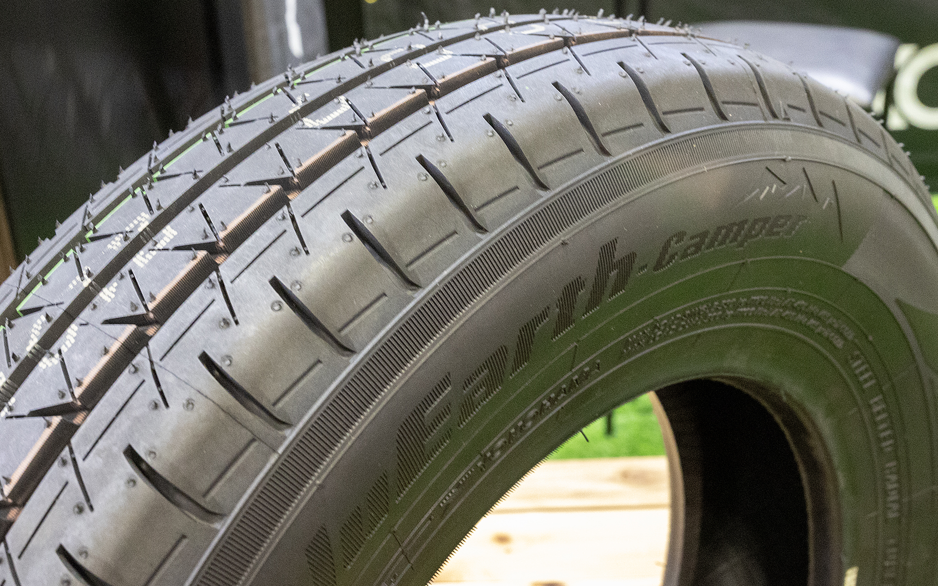 ショルダー部の剛性を高めてよれにくくしている