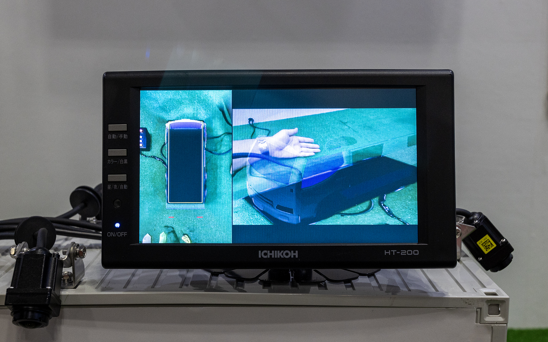 模型に取り付けられたカメラの映像。模型の裏側に置いた腕が車体を透けて見えている