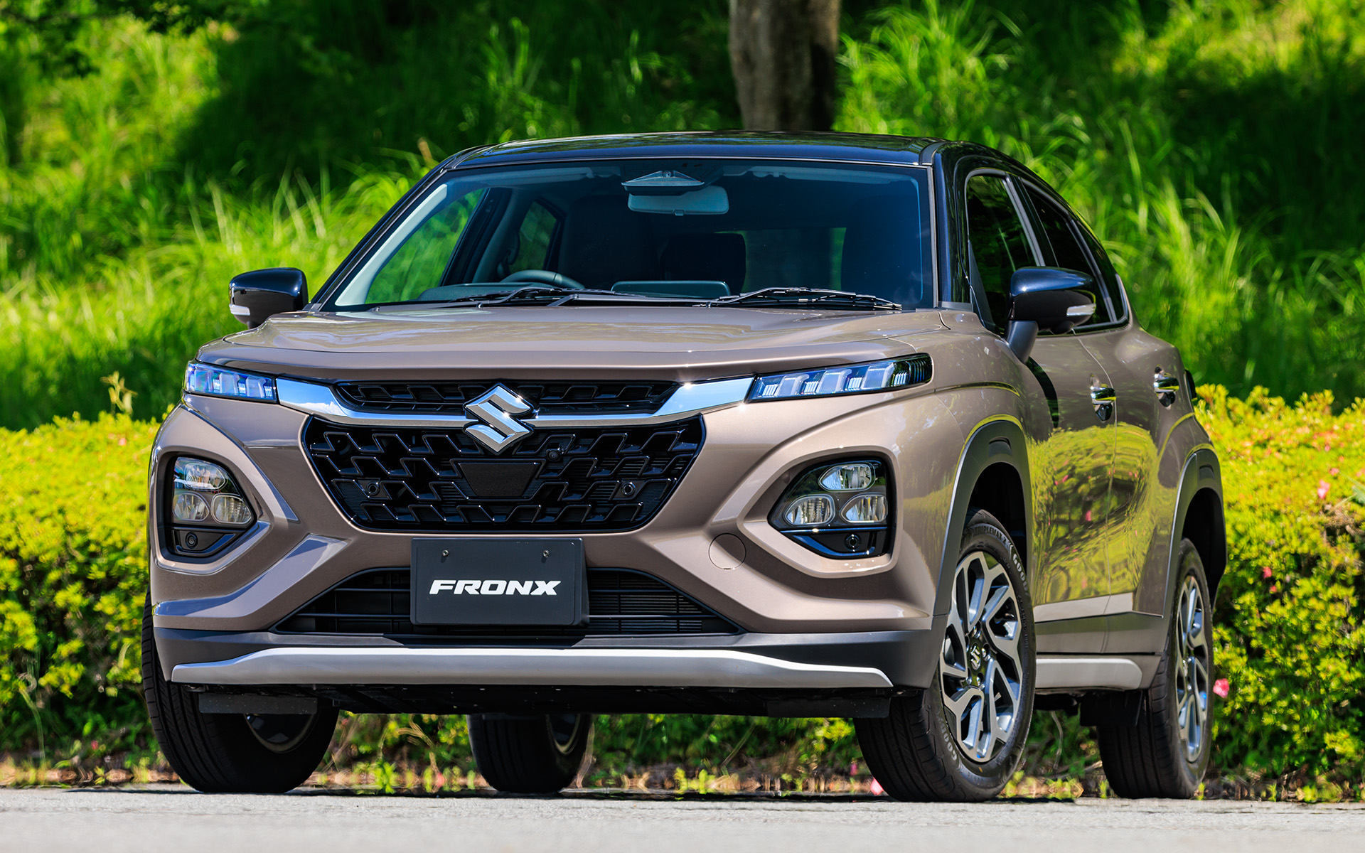 ボディサイズは3995×1765×1550mm（全長×全幅×全高）、ホイールベースは2520mmで、車両重量は2WDが1070kg、4WDが1130kg（数値はすべて参考値）。近いサイズのモデルにはロッキー/ライズ（3995×1695×1620mm［全長×全幅×全高］、ホイールベース2525mm）や、ヤリスクロス（4180×1765×1590mm［全長×全幅×全高］、ホイールベース2560mm）が挙げられる。同じインド生産のWR-Vは4325×1790×1650mm（全長×全幅×全高）、ホイールベース2650mmと、フロンクスより少し大きめ