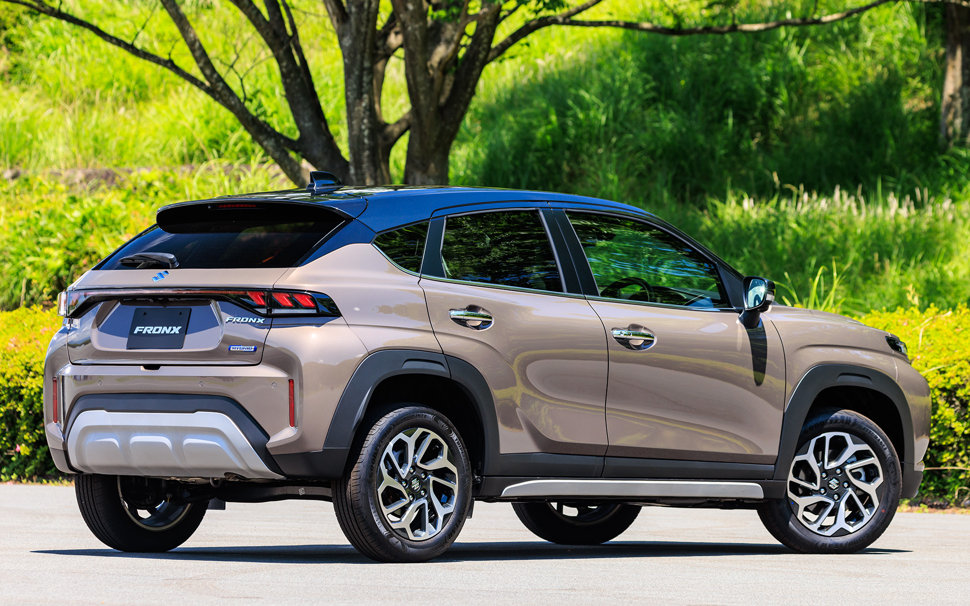 ボディサイズは3995×1765×1550mm（全長×全幅×全高）、ホイールベースは2520mmで、車両重量は2WDが1070kg、4WDが1130kg（数値はすべて参考値）。近いサイズのモデルにはロッキー/ライズ（3995×1695×1620mm［全長×全幅×全高］、ホイールベース2525mm）や、ヤリスクロス（4180×1765×1590mm［全長×全幅×全高］、ホイールベース2560mm）が挙げられる。同じインド生産のWR-Vは4325×1790×1650mm（全長×全幅×全高）、ホイールベース2650mmと、フロンクスより少し大きめ