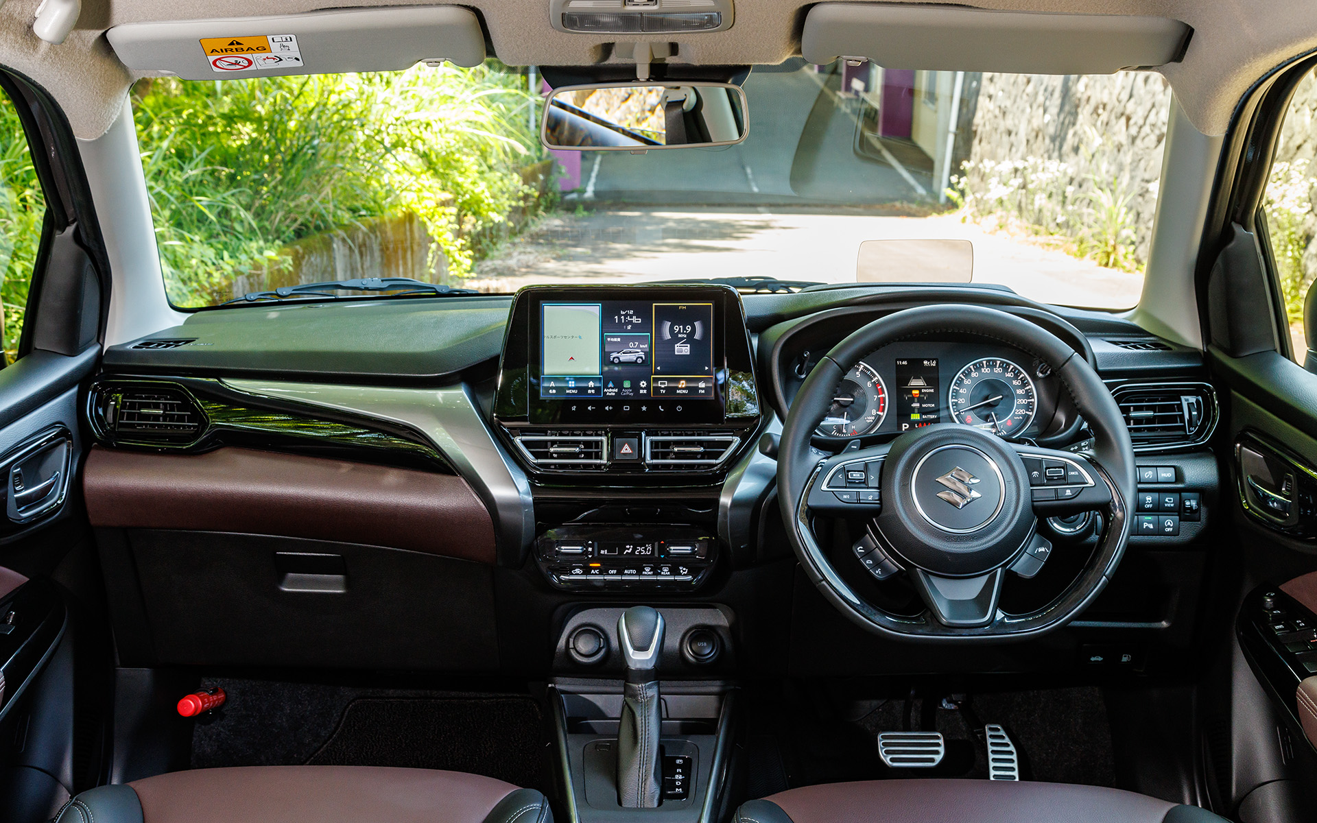 フロンクスのインパネ。金属フレームを高輝度シルバー塗装としてがっしりとしたホールド感を、サイドルーバー加飾やドア加飾にパールブラック塗装を用いて洗練さを表現したという