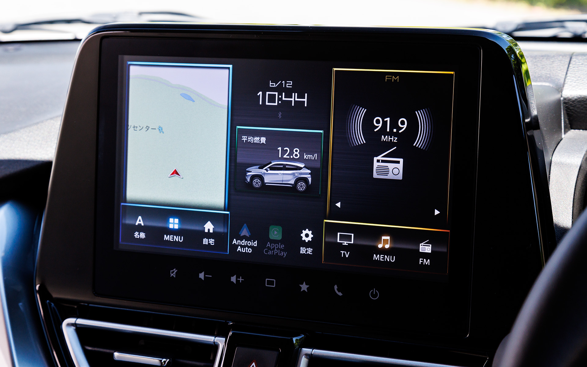 標準装備なのかオプションなのかは不明だが、カロッツェリア製に見える大画面ナビゲーションシステムを搭載