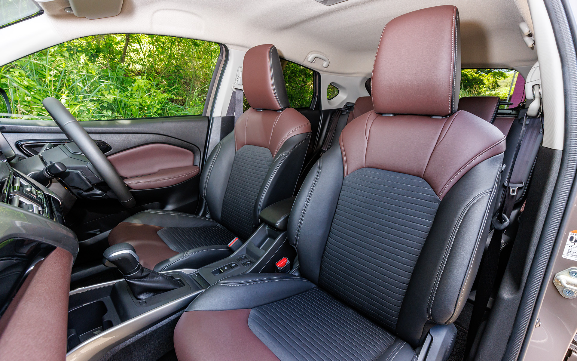 シートはブラック×ボルドーの2トーン配色。表皮はレザー調とファブリックのコンビネーション。フロントシートもリアシートもゆったりとしていて座り心地はかなりよい