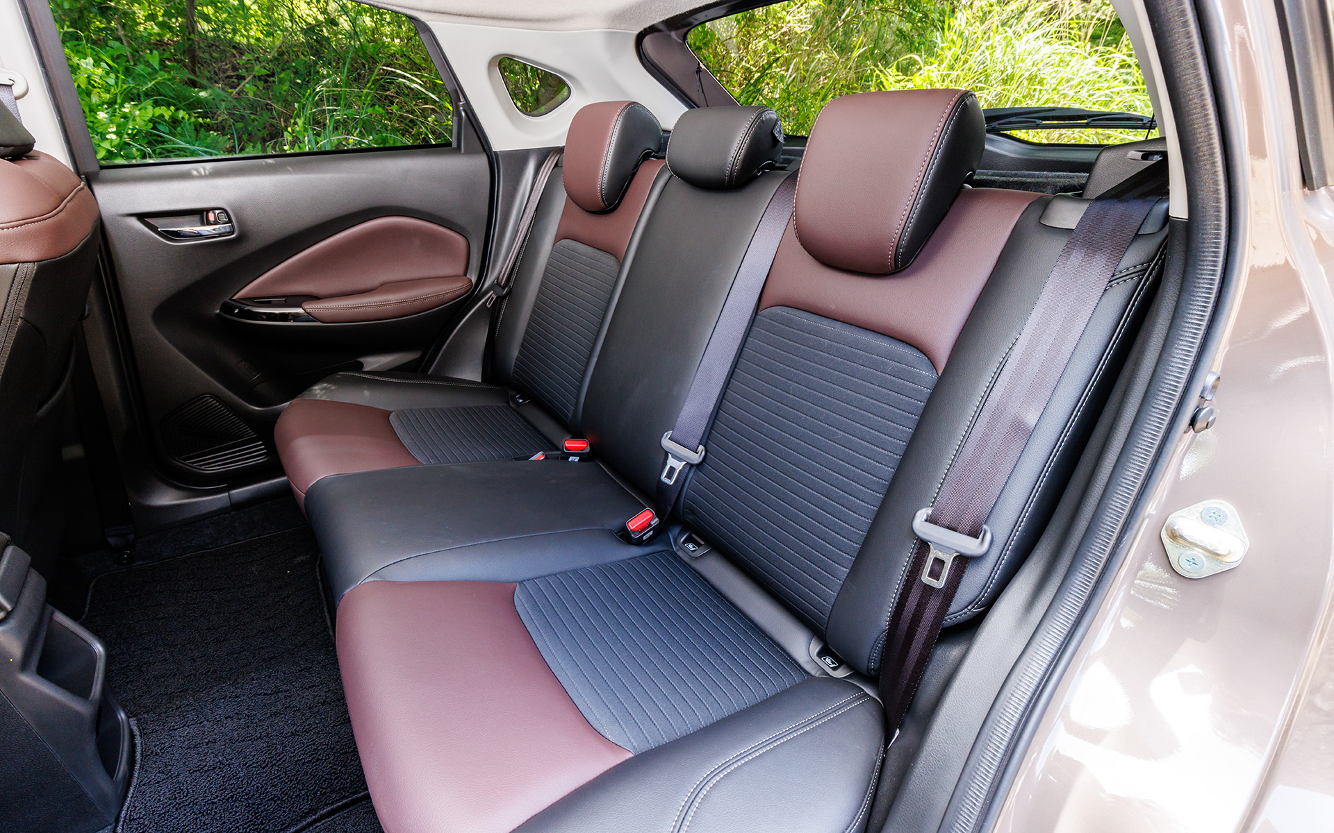 シートはブラック×ボルドーの2トーン配色。表皮はレザー調とファブリックのコンビネーション。フロントシートもリアシートもゆったりとしていて座り心地はかなりよい