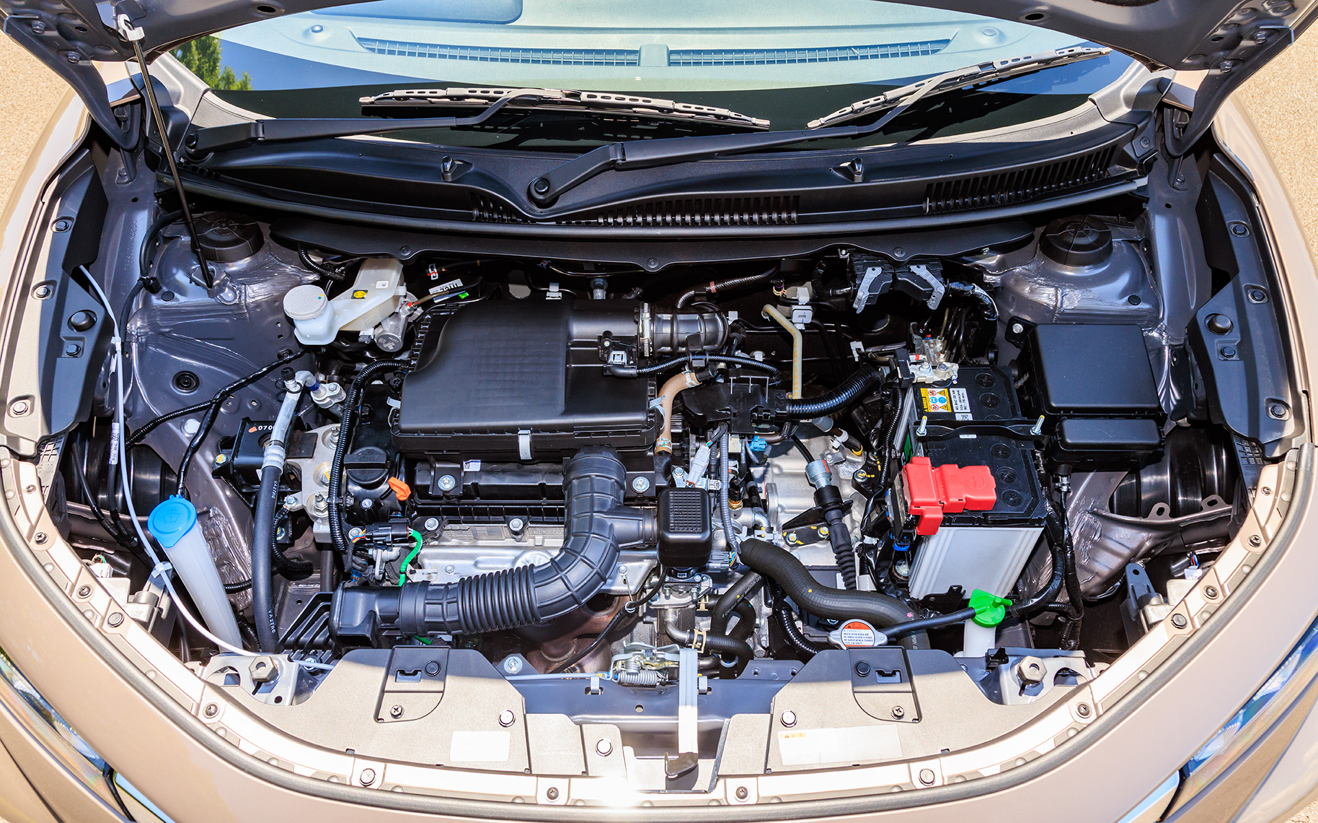 パワートレーンは2WDも4WDも共通で、最高出力74kW/6000rpm、最大トルク135Nm/4400rpmを発生する直列4気筒K15C型エンジンに、最高出力2.3kW/800-1500rpm、最大トルク60Nm/100rpmを発生するWA06Aモーターを組み合わせるマイルドハイブリッド。トランスミッションは6速ATとなる。ガソリンタンク容量は37L（レギュラーガソリン）