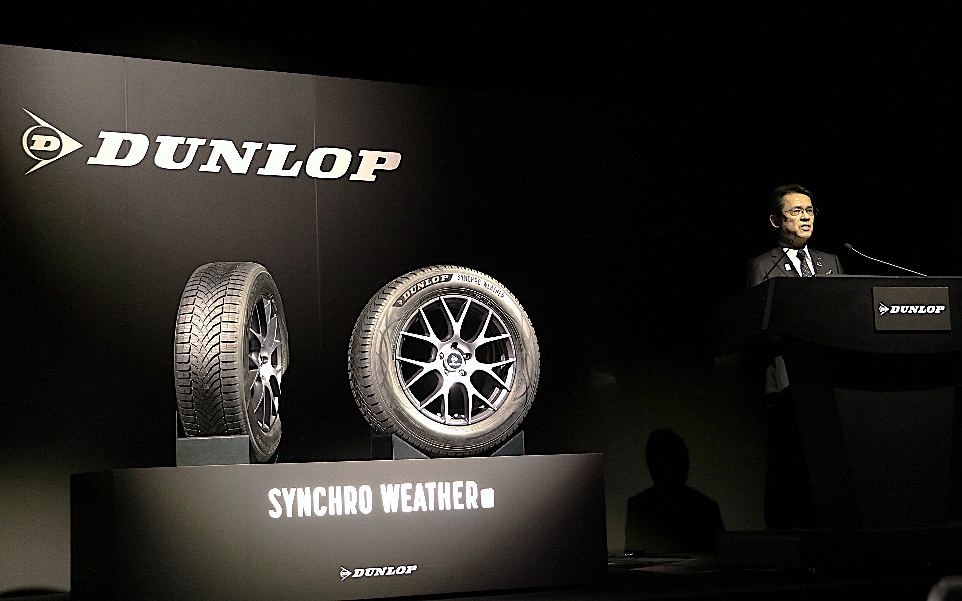 次世代オールシーズンタイヤ「シンクロウェザー」のアンベールを行なった山本悟社長