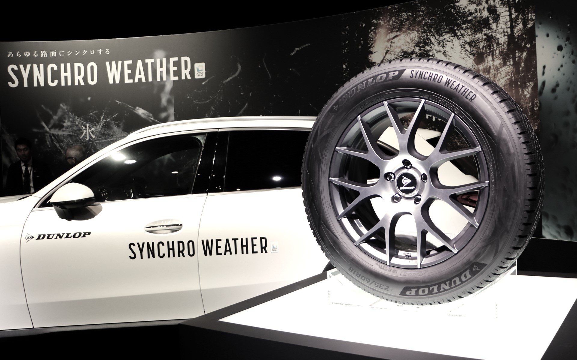 次世代オールシーズンタイヤ「シンクロウェザー」の耐久性は、走行距離にもよるが通年履きっぱなしなのでおおよそ3年～4年という