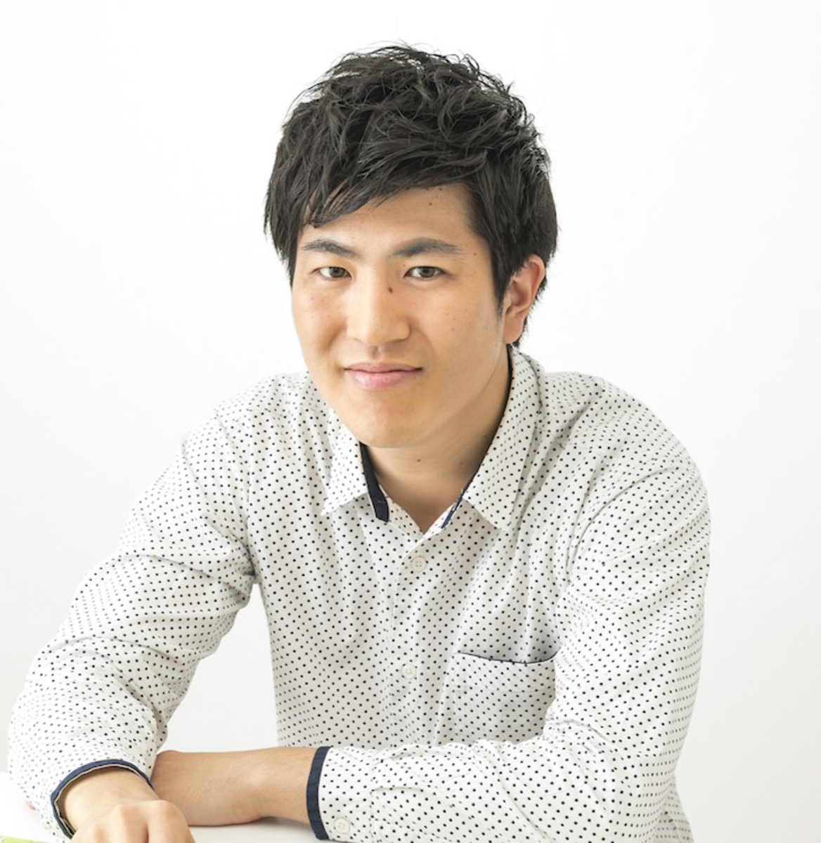 ボードゲームソムリエ松永直樹氏。大学在学中にコミュニティに適したボードゲームを提供する「ボードゲームソムリエ」として活動を始め、延べ1万人以上にボードゲームを感動サプライズとして提供。大手企業へのボードゲーム研修コンサルティング、東京大学でのボードゲームの特別講師としても活動する。世界44か国語・累計3000万部超の世界的名著「7つの習慣のボードゲーム（アメリカ本社公認）」の制作をきっかけにボードゲームデザイナーとしてデビュー。さまざまな有名コンテンツのボードゲーム開発を行なっている