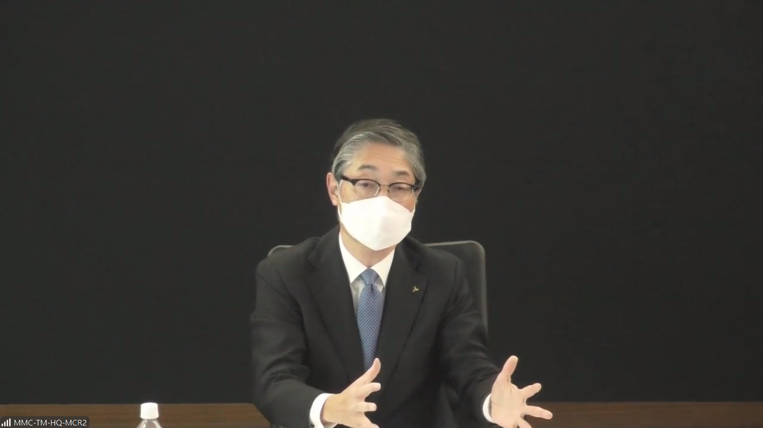 質疑応答で回答する松岡CFO