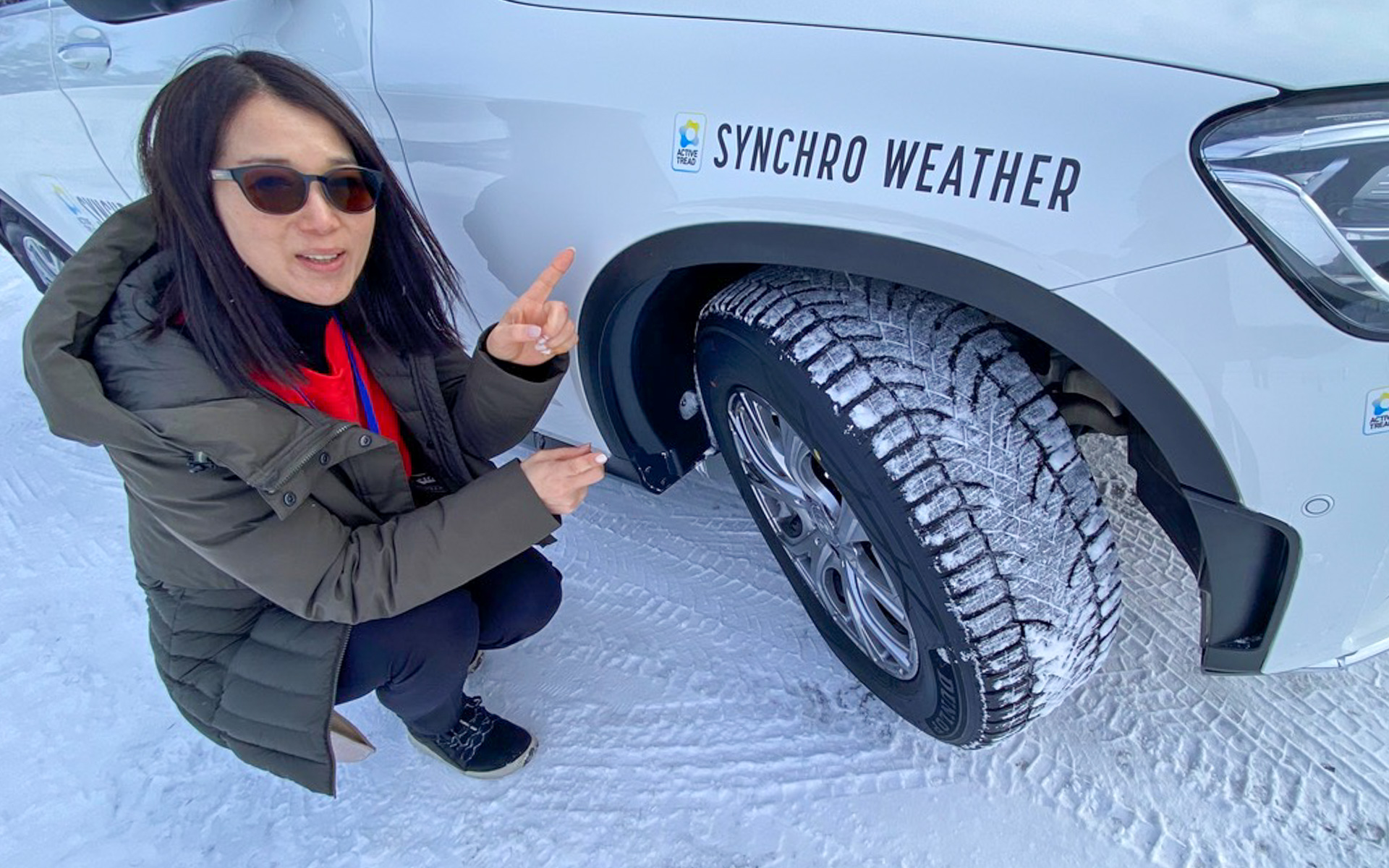 2024年2月、雪景色がきれいな旭川のテストコースにて、初めてシンクロウェザーを体験。アイス路面にしっかり食いつくことにビックリしたのでした