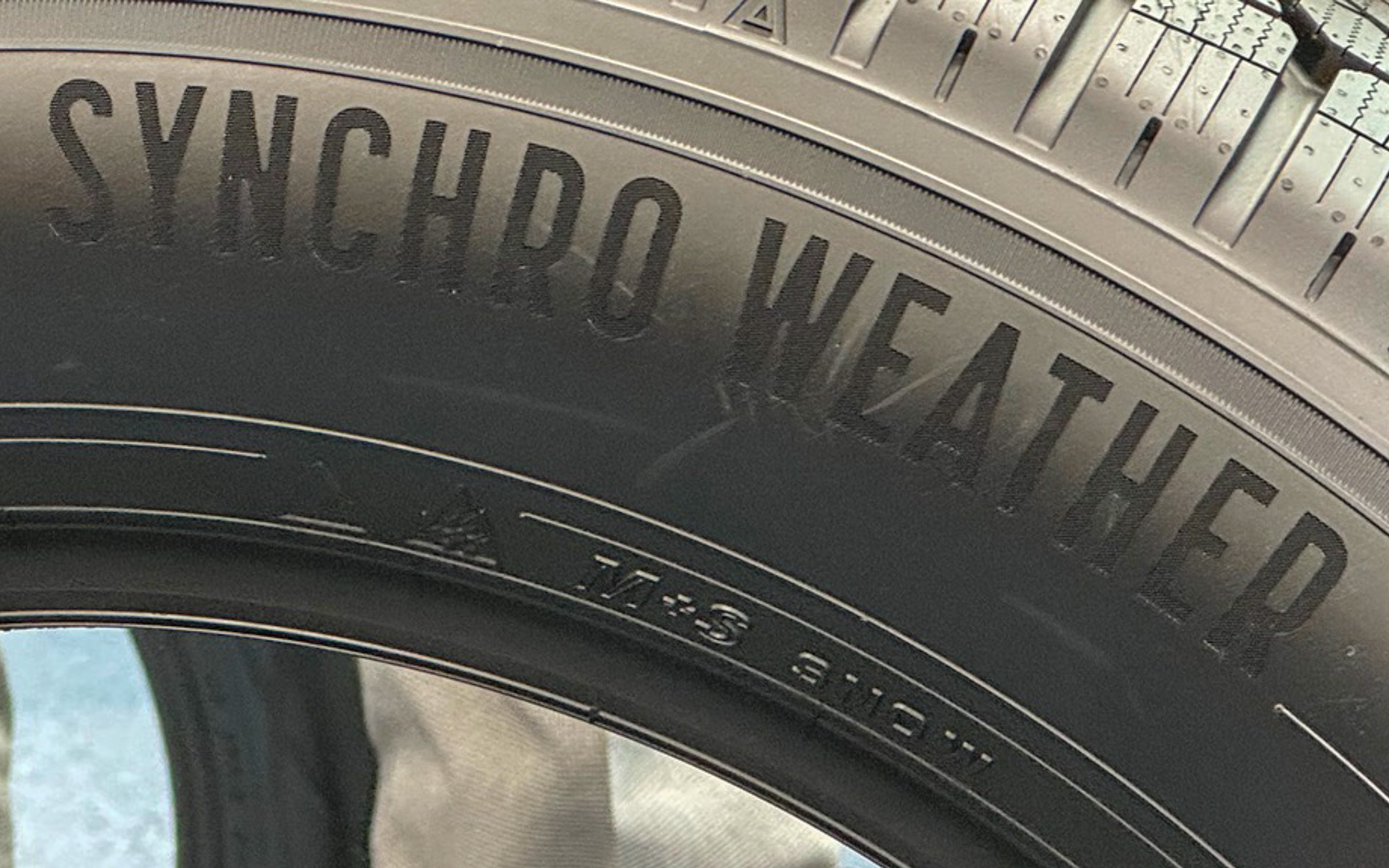 ちょっと見えにくいですが、M+S スノーフレークマークに加えて、しっかりとアイスグリップシンボルが刻印されています