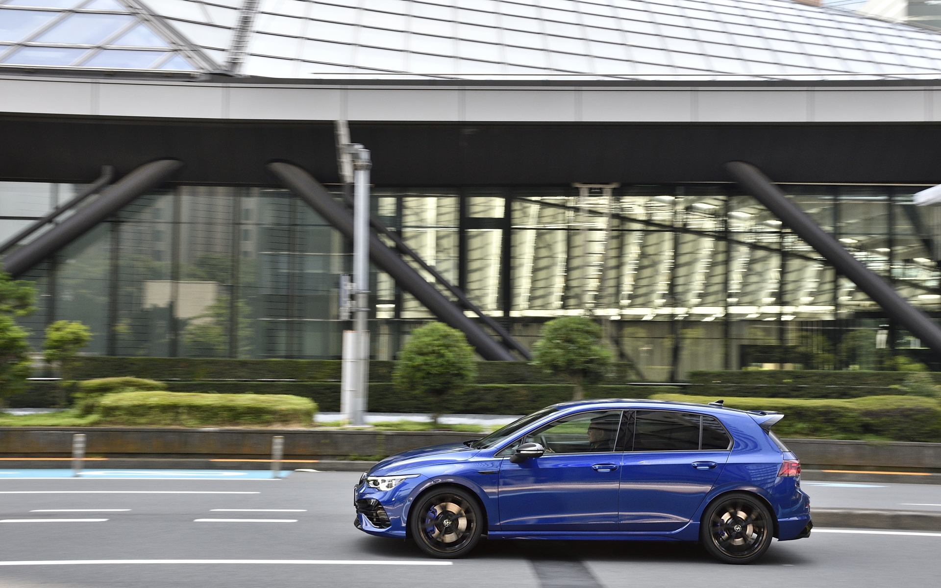 まずはコンフォートモードで市街地を走行