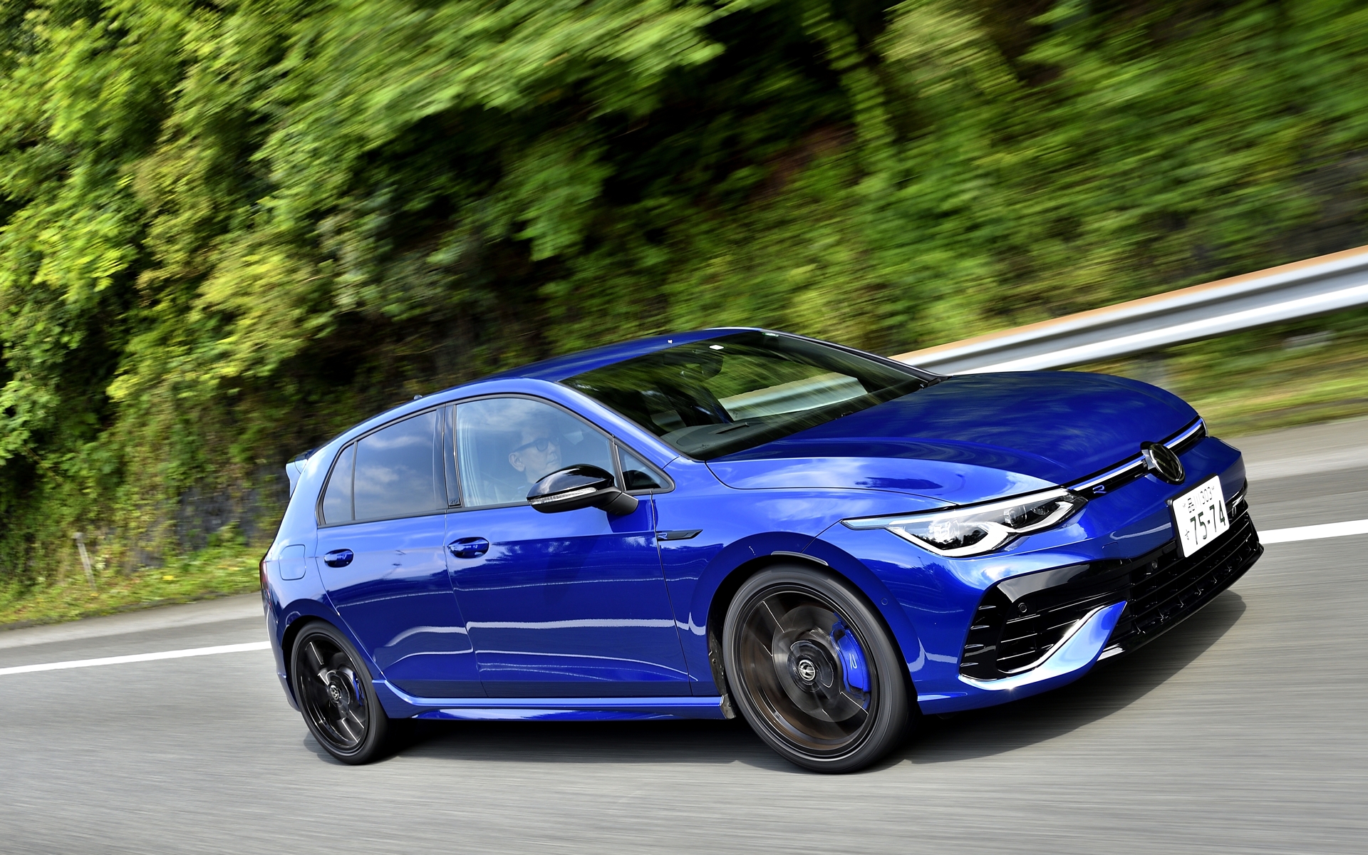 接地面のアウトラインをスムーズにすることで偏摩耗を抑制しつつ、フラットな接地形状によりドライ性能と高速走行時の操安性の両立が図られている