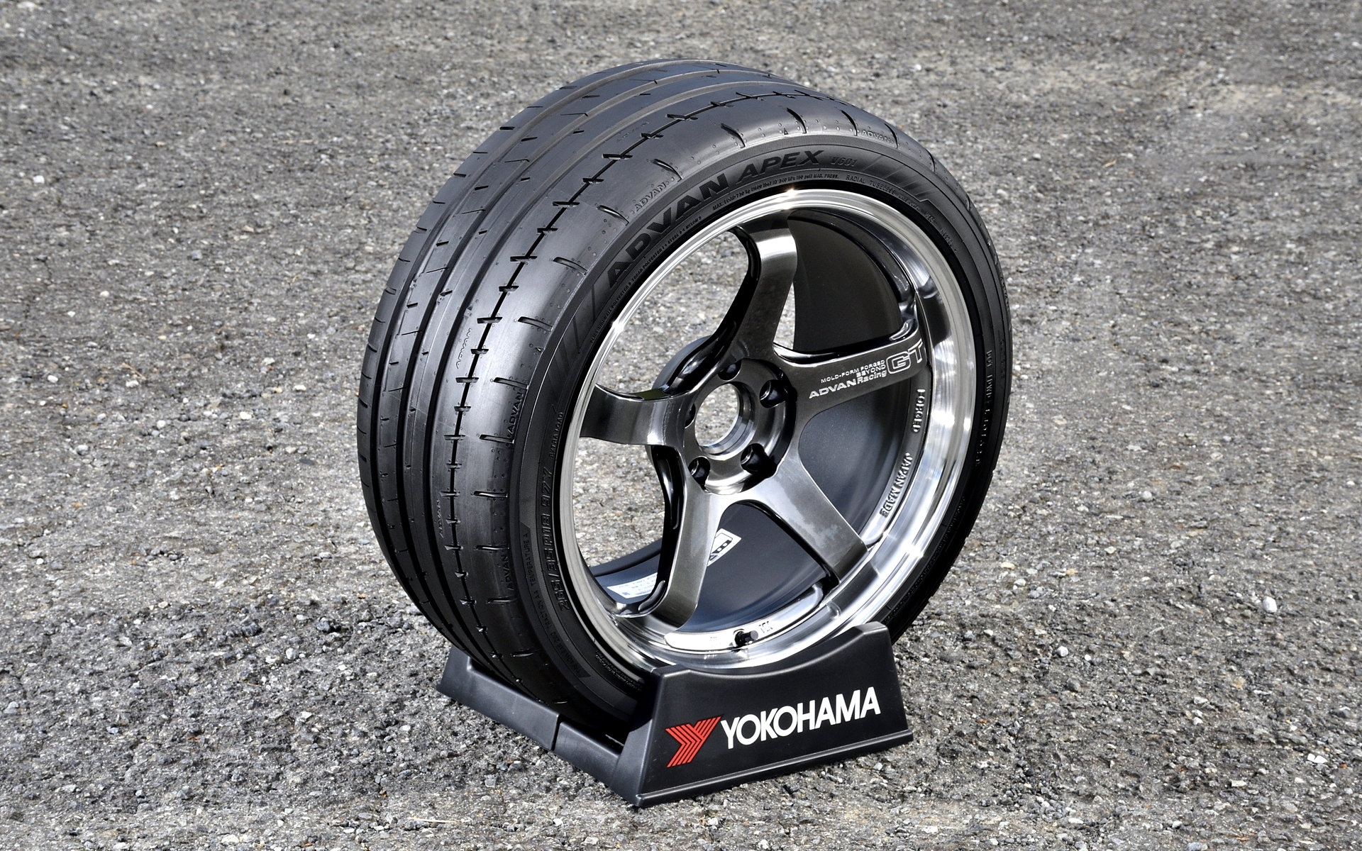横浜ゴムのグローバルフラグシップブランド「アドバン」シリーズの「ADVAN APEX V601」