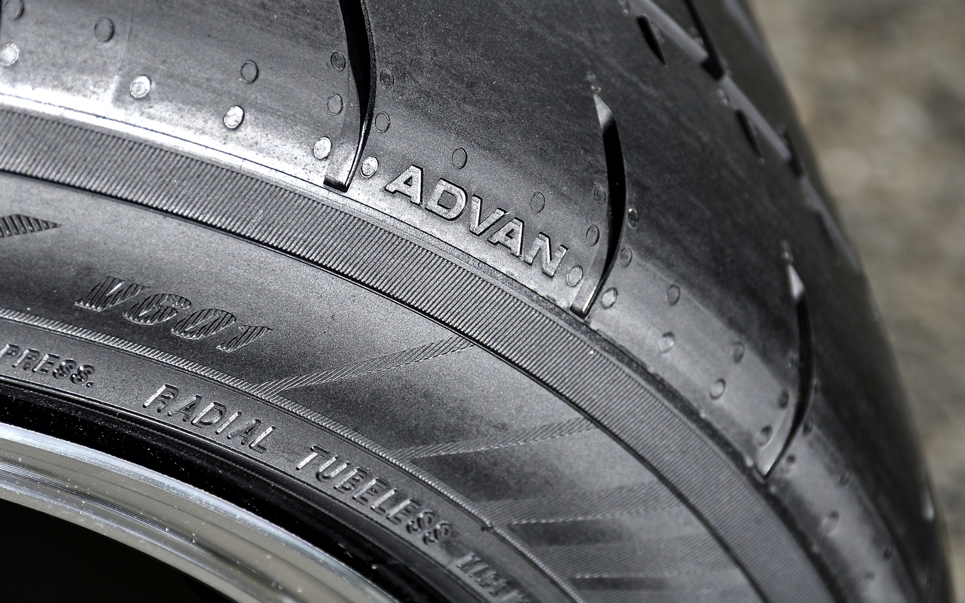 トレッド面とショルダー部分には、さりげなくブランドを主張する小さな「ADVAN」のロゴを刻印。北米で発売した翌2020年には、国際的なデザイン賞「iFデザインアワード」のプロダクト部門を受賞している折り紙付きのデザインだ