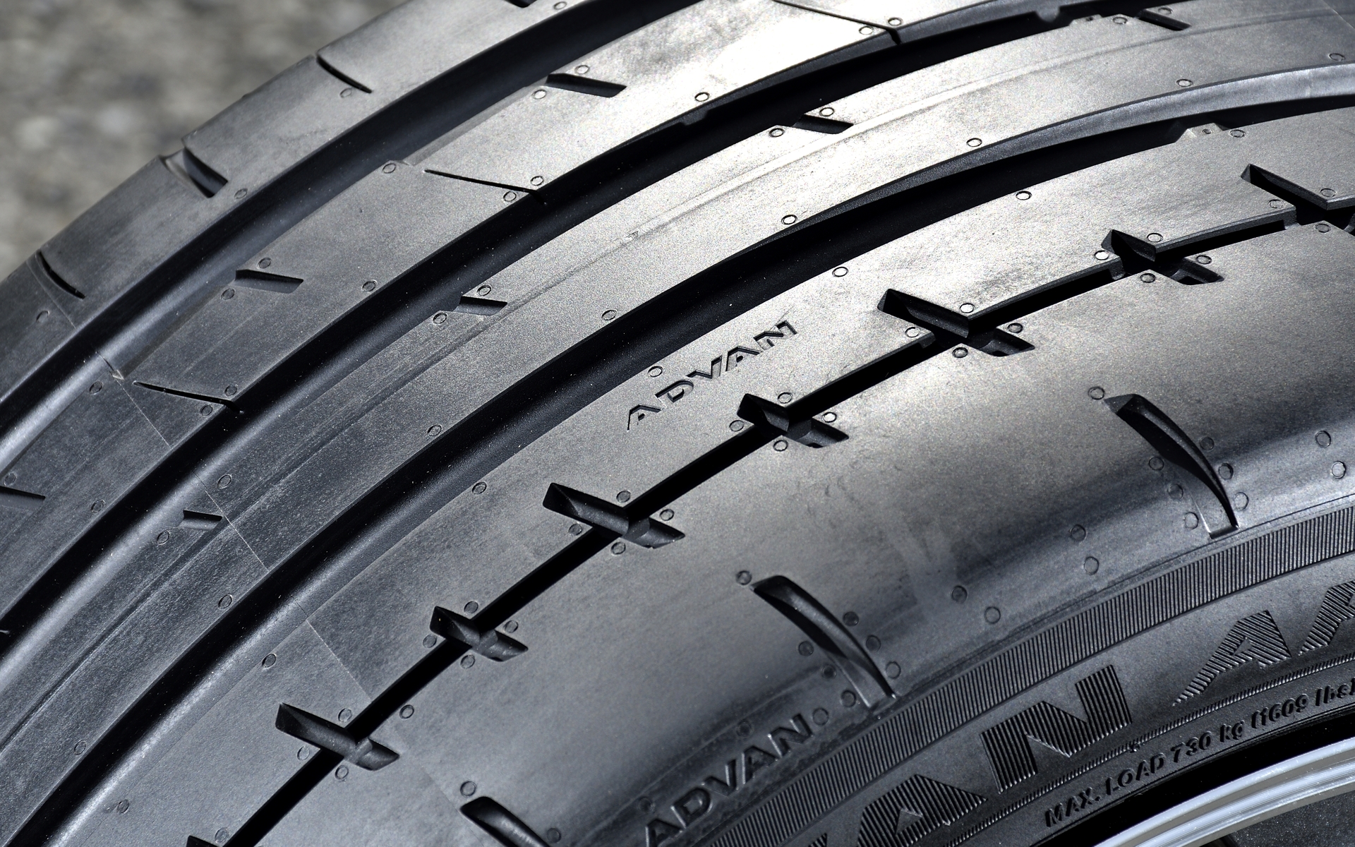 リブ剛性を維持しながら水膜を切るエッジ効果も発揮するOUT側（手前側）の幅広リブと非貫通グルーブにより高剛性を実現。高いドライグリップとコーナリング性能を発揮するという