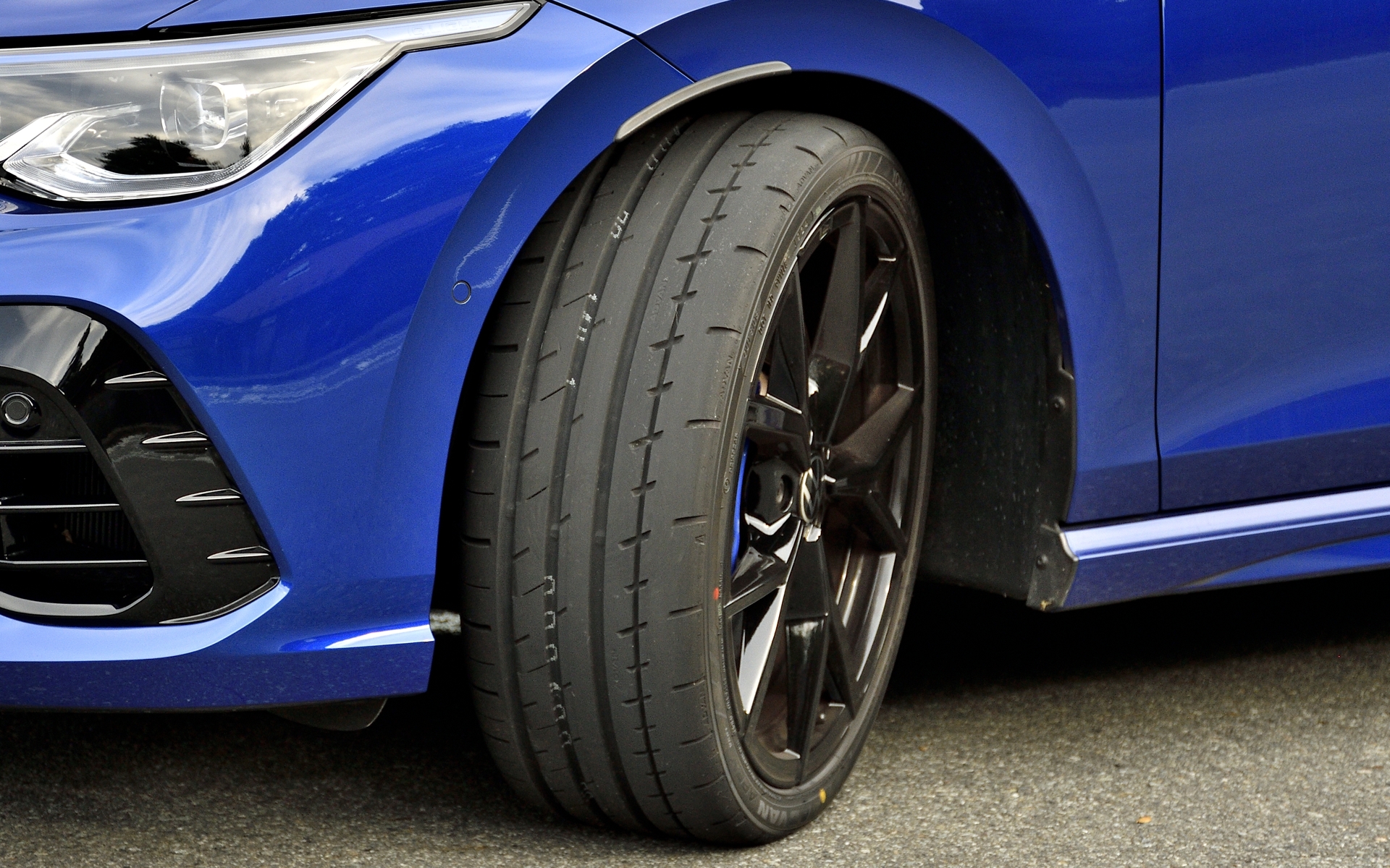 5つのリブは、それぞれわずかに丸いプロファイルすることで接地圧を均一化。ドライグリップ向上と偏摩耗抑制を向上させている