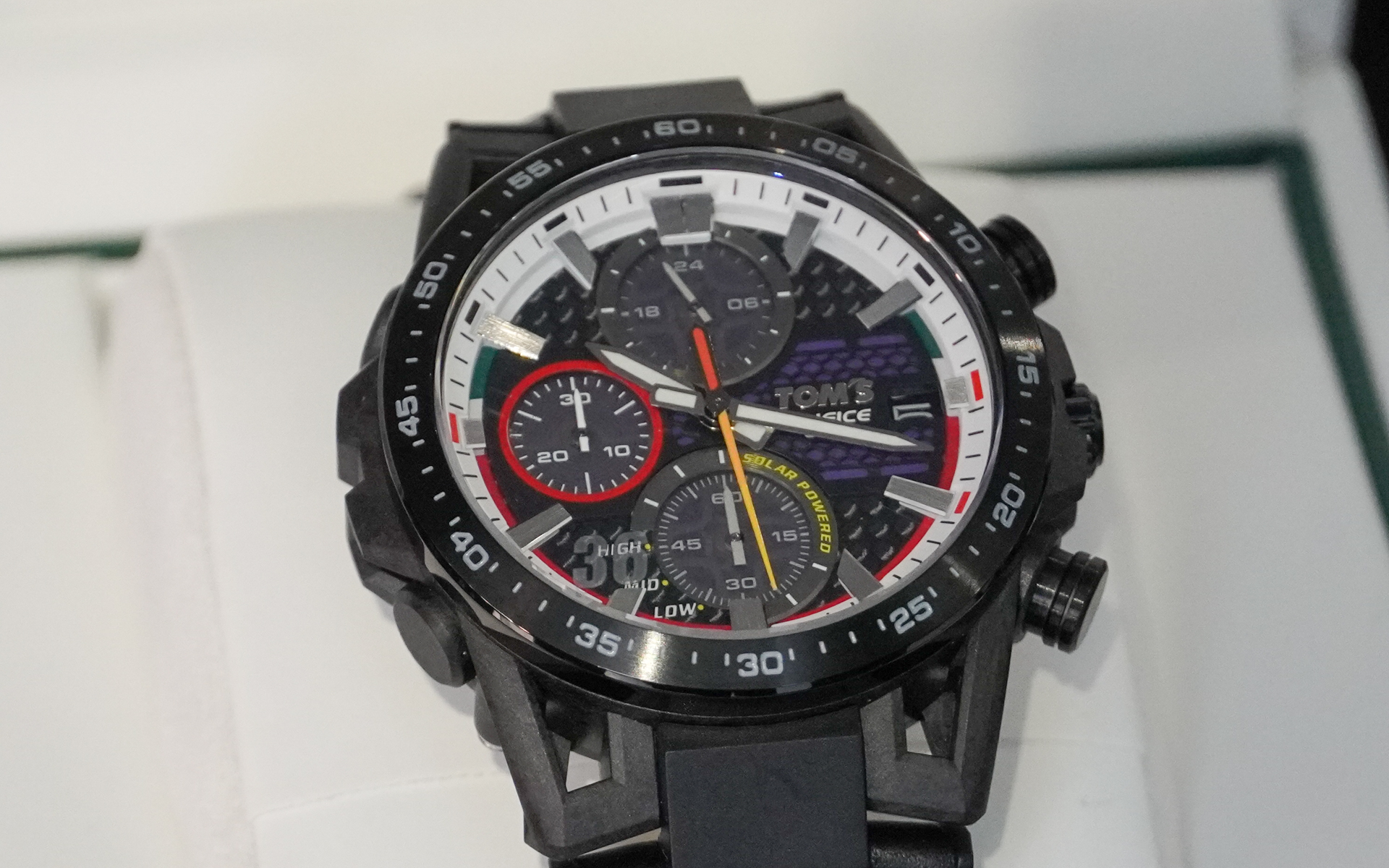 グリル模様から3K-Rエンジンの紫色が覗く。また、ガラス面には36秒のところに薄く36が浮かび上がっている