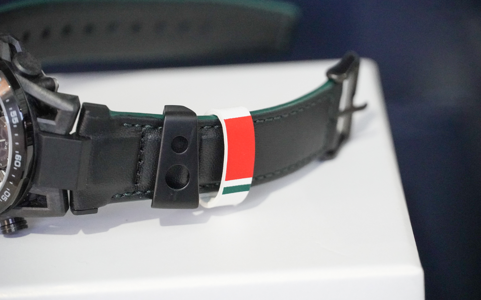 遊環は2つ。レザー遊環はカラーをモチーフに、メタルの遊環はフェンダーミラーのステーをイメージ