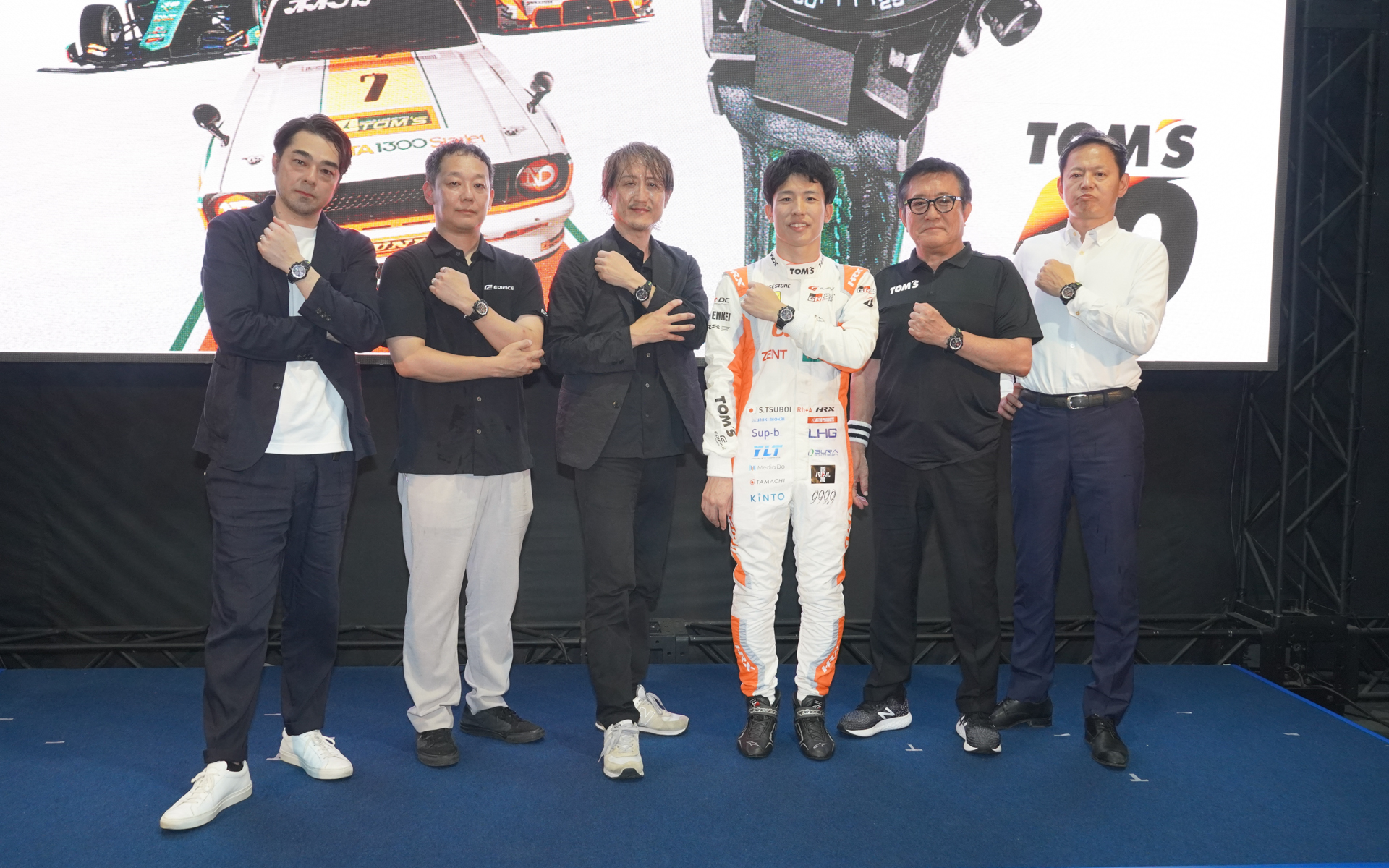 今回の登壇者。左から時計ジャーナリスト 篠田哲也氏、カシオ計算機株式会社 第一デザイン部グローバルデザイン室 リーダー 田代篤史氏、カシオ計算機株式会社 執行役員 時計BU事業部長 高橋央氏、トムスのドライバーである 坪井翔選手、株式会社トムス 取締役会長 舘信秀氏、株式会社トムス 代表取締役社長 谷本勲氏