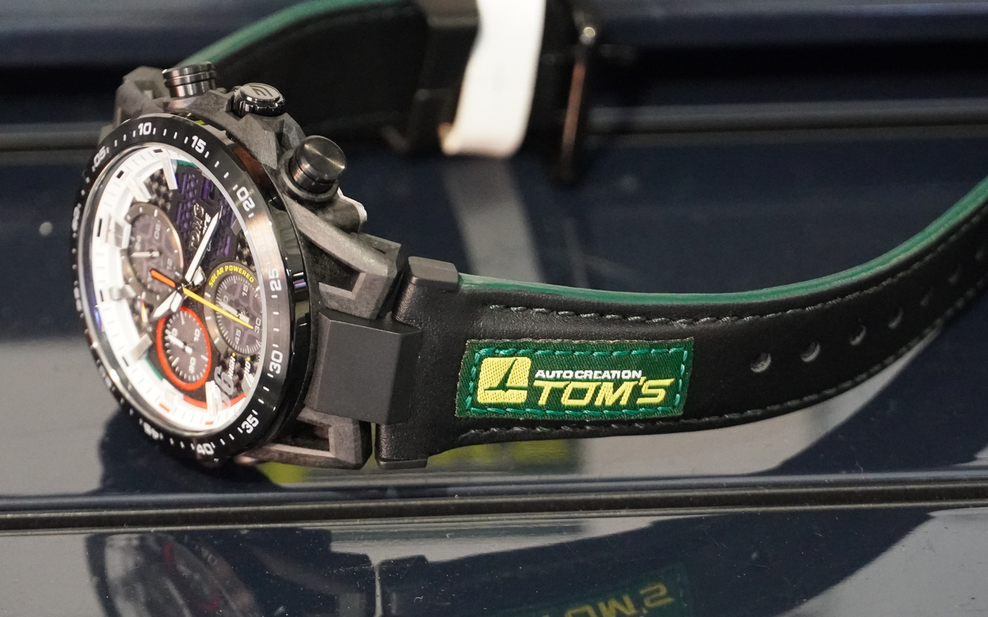 トムスの旧ロゴを刺繍で再現