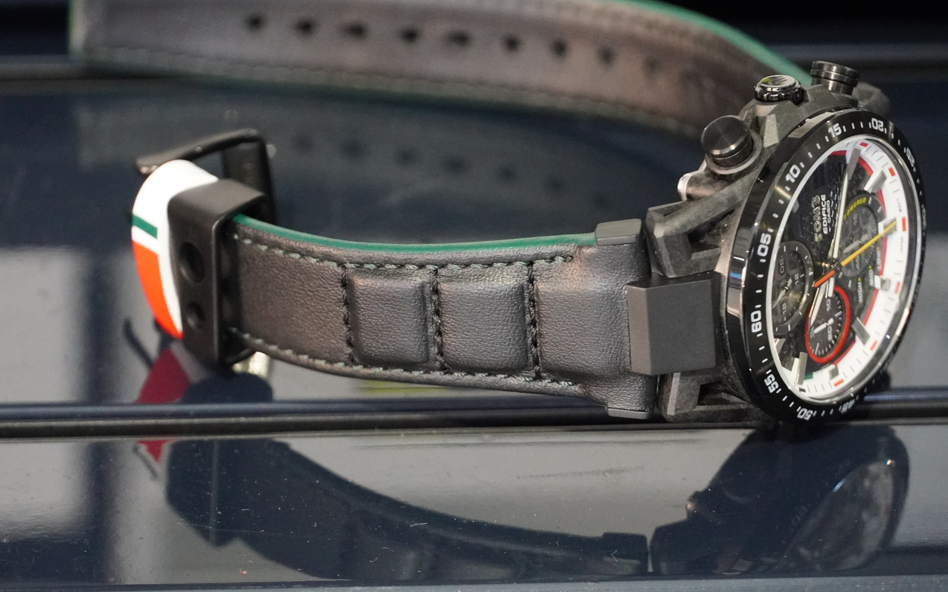 バンドのデザインはKP47のBピラーのイメージを再現