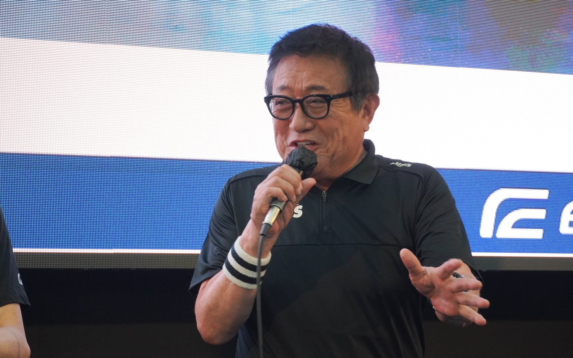 時計の出来栄えに喜ぶ株式会社トムス 取締役会長 舘信秀氏