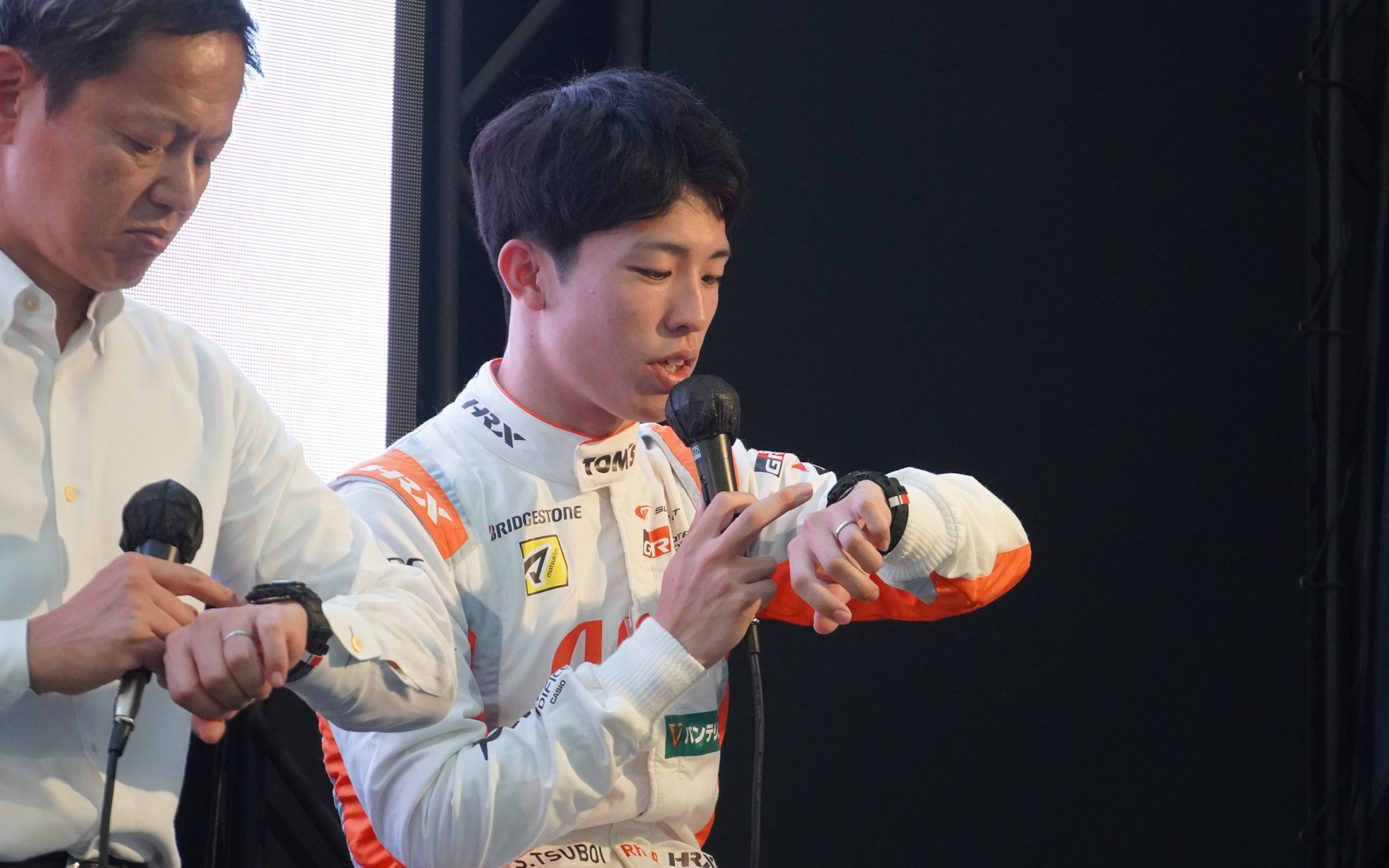 記念モデル「EFS-S641TMS」は坪井選手のラッキーアイテムに